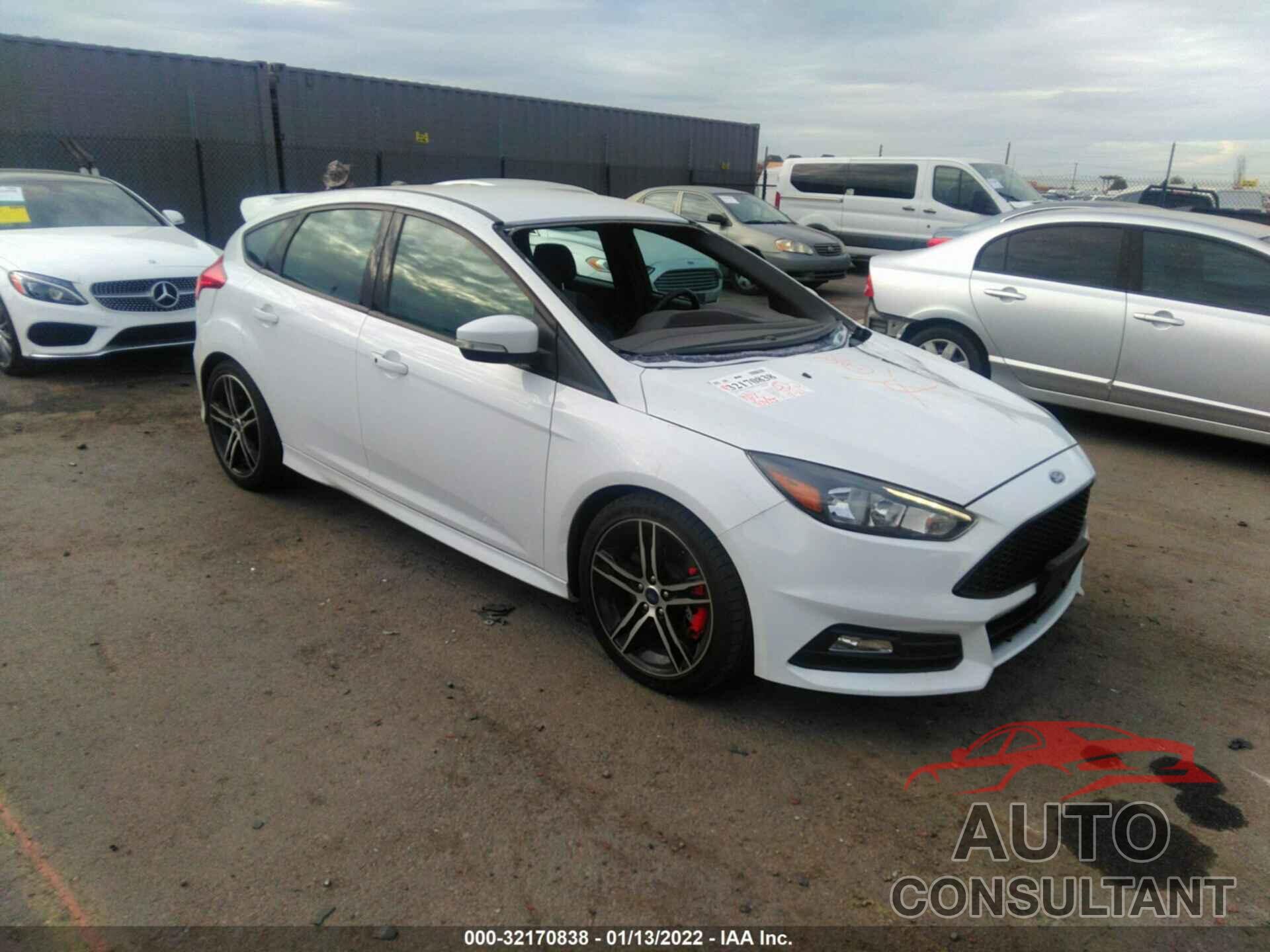 FORD FOCUS 2018 - 1FADP3L90JL233472