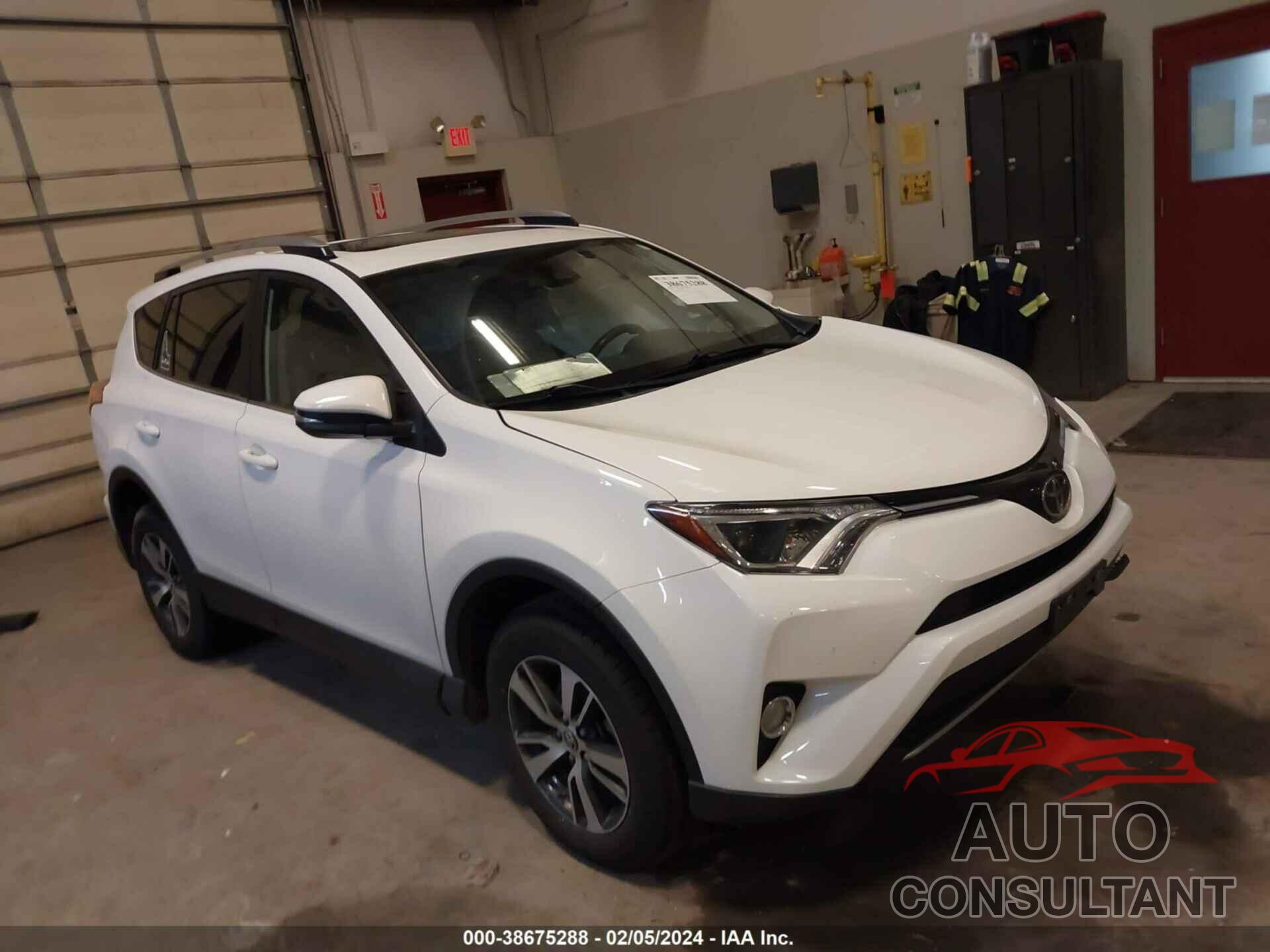 TOYOTA RAV4 2017 - JTMRFREV6HJ165149