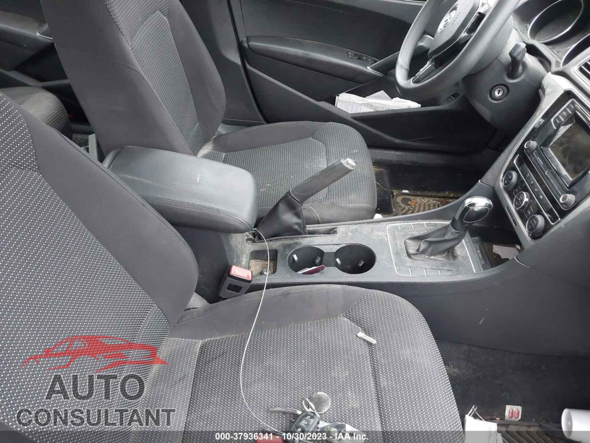 VOLKSWAGEN PASSAT 2017 - 1VWAT7A34HC015427