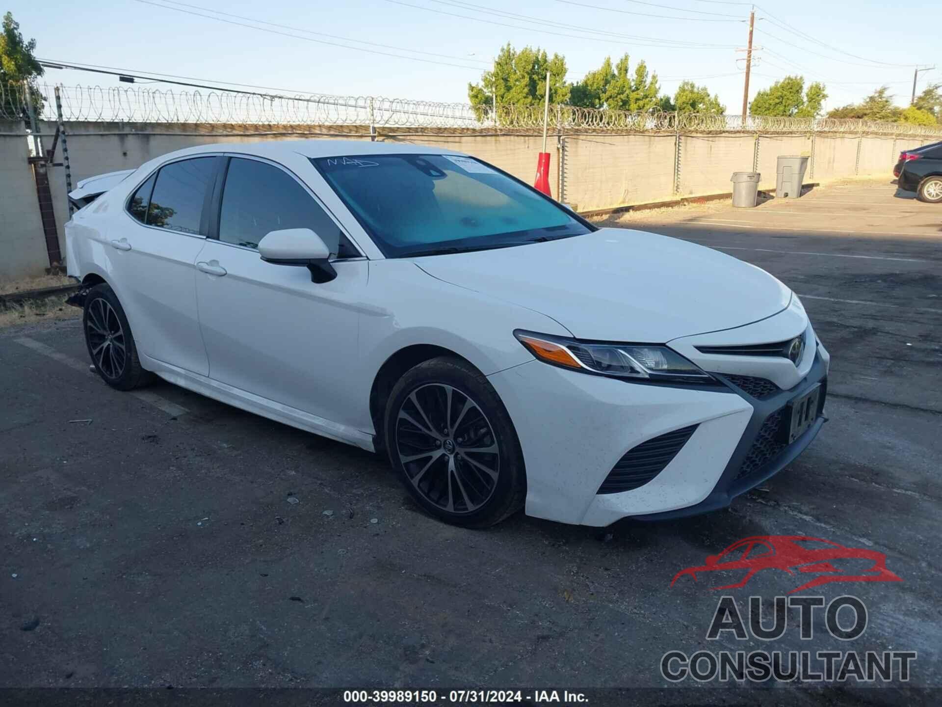 TOYOTA CAMRY 2018 - 4T1B11HK2JU552008