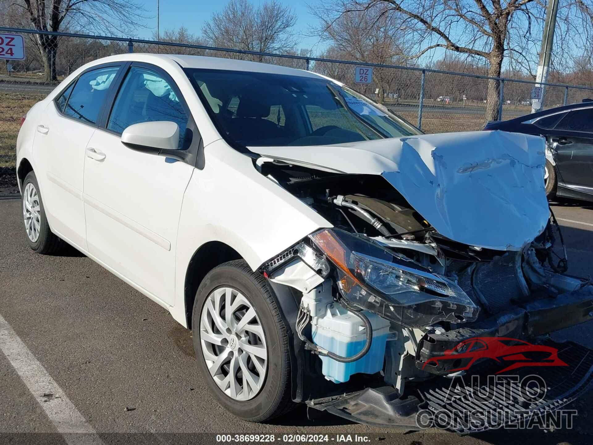 TOYOTA COROLLA 2018 - 5YFBURHE2JP812327