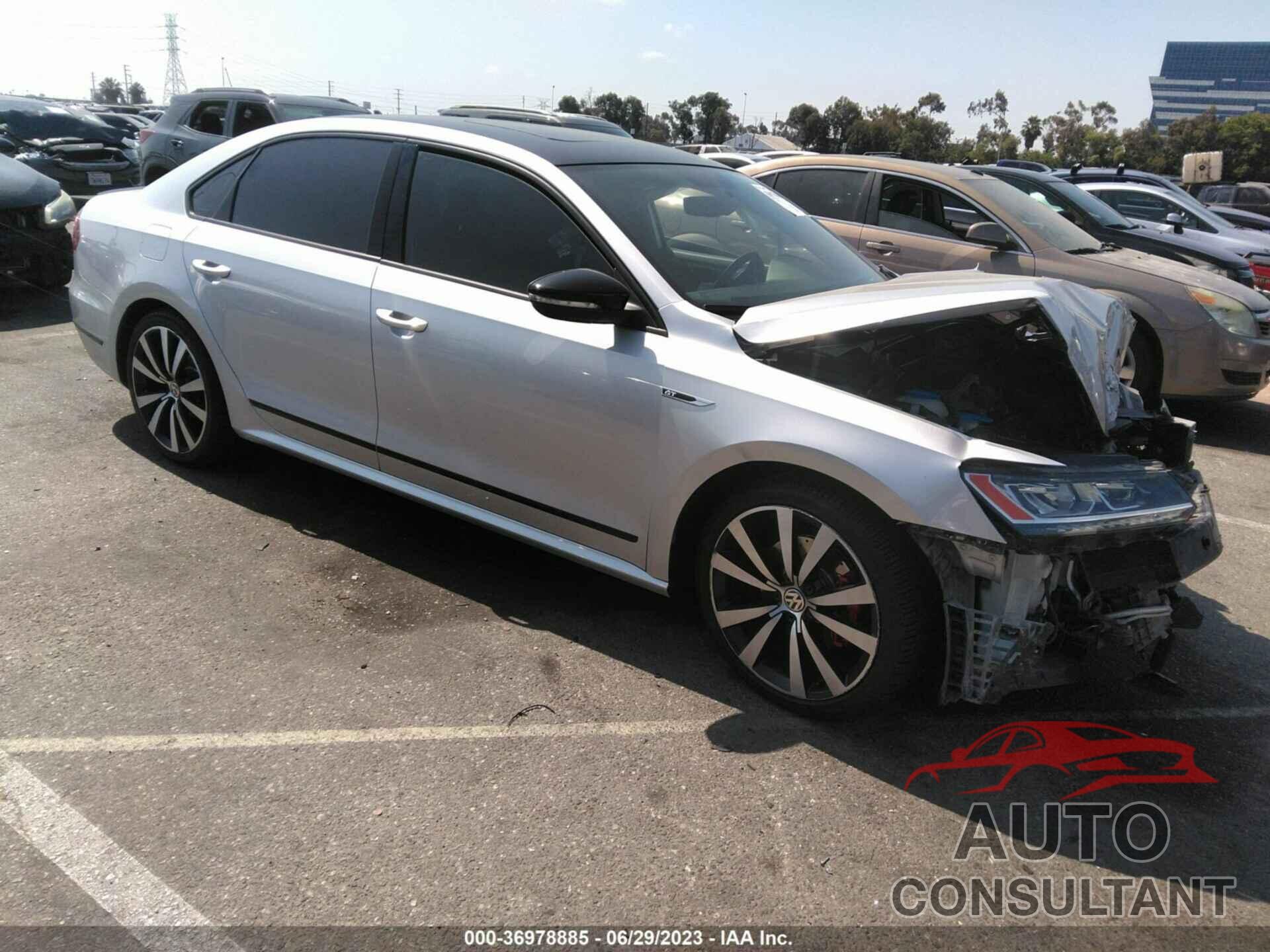 VOLKSWAGEN PASSAT 2018 - 1VWJM7A33JC045764