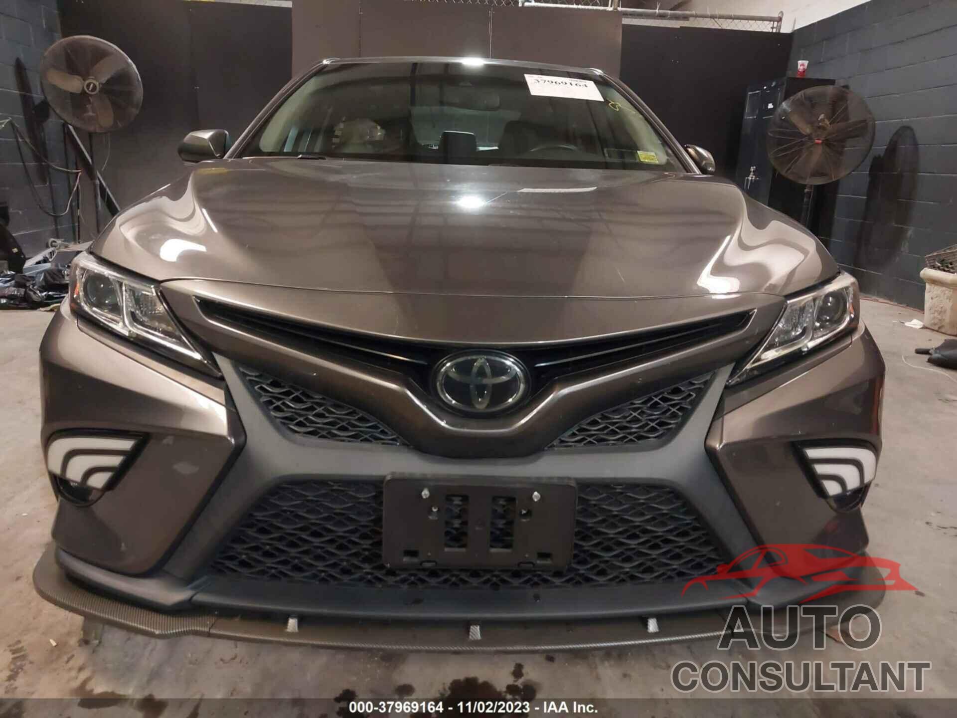 TOYOTA CAMRY 2018 - 4T1B11HK4JU059219