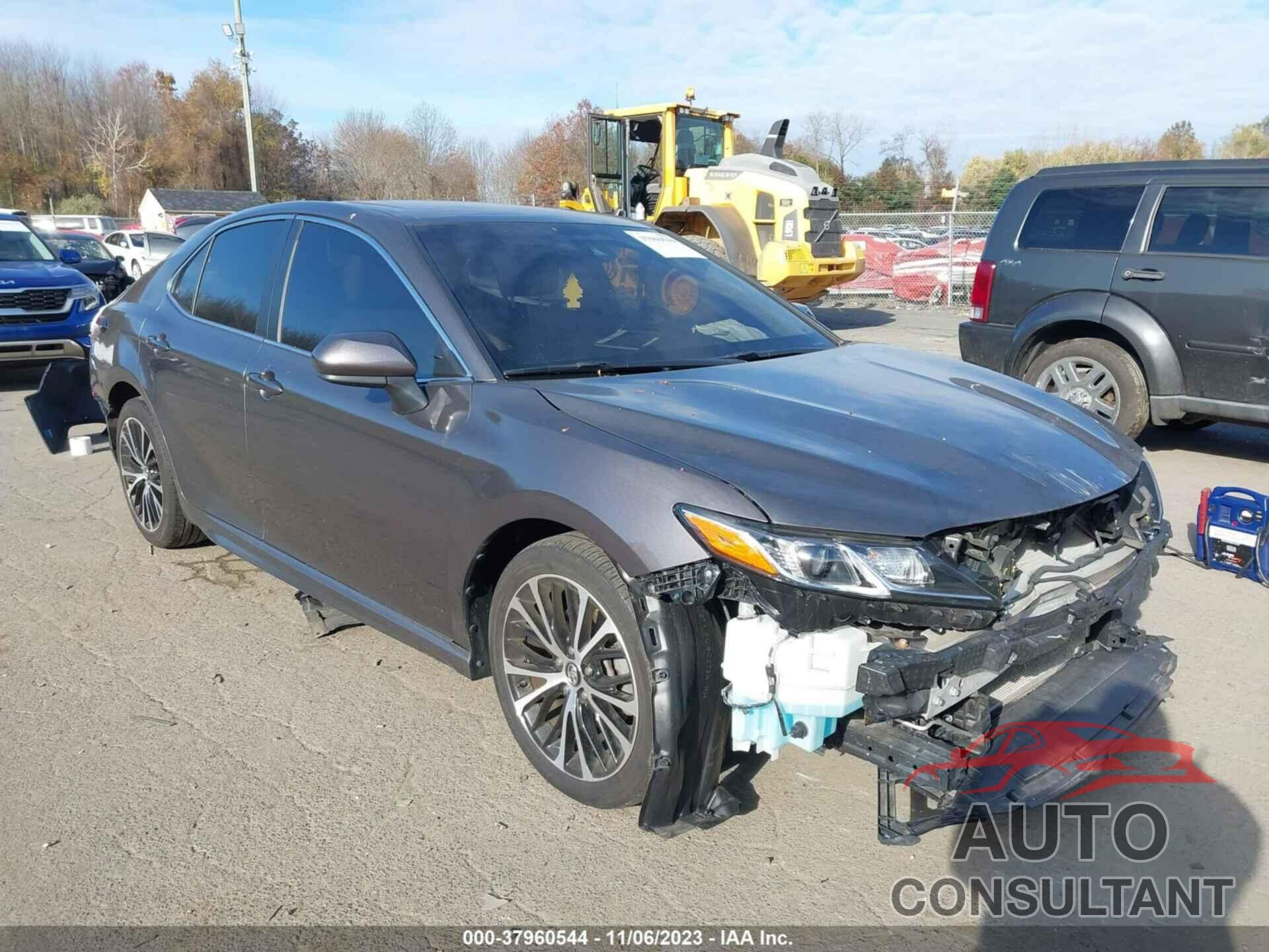 TOYOTA CAMRY 2018 - 4T1B11HK2JU079498