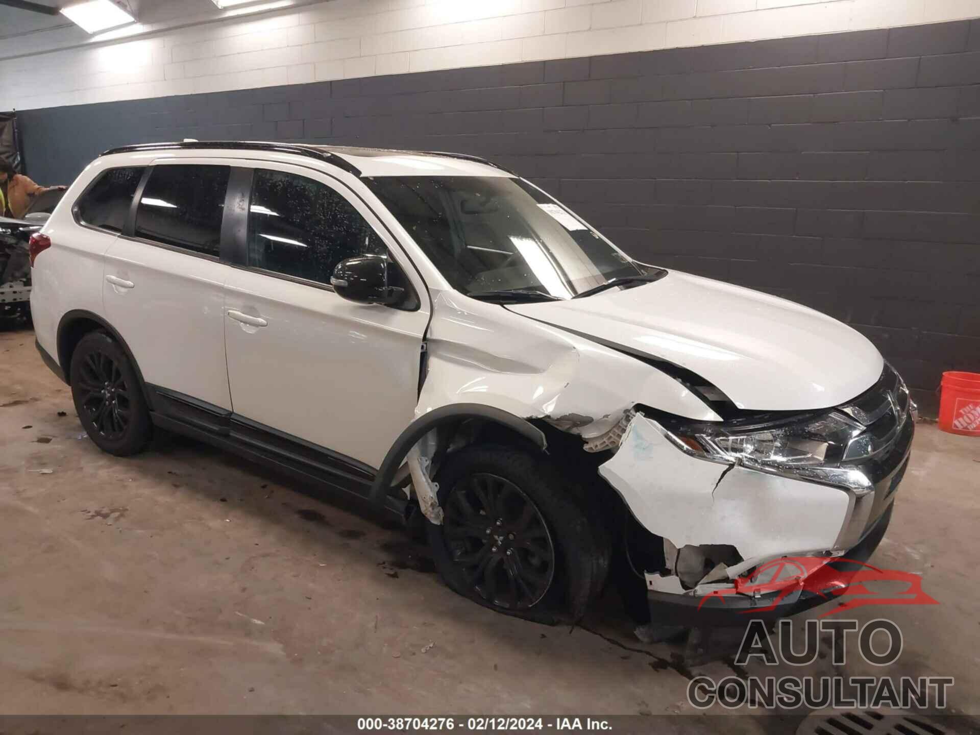 MITSUBISHI OUTLANDER 2018 - JA4AD3A30JZ034174