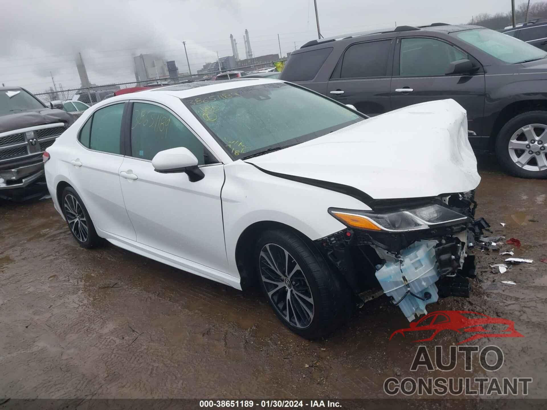 TOYOTA CAMRY 2018 - 4T1B11HK8JU673304