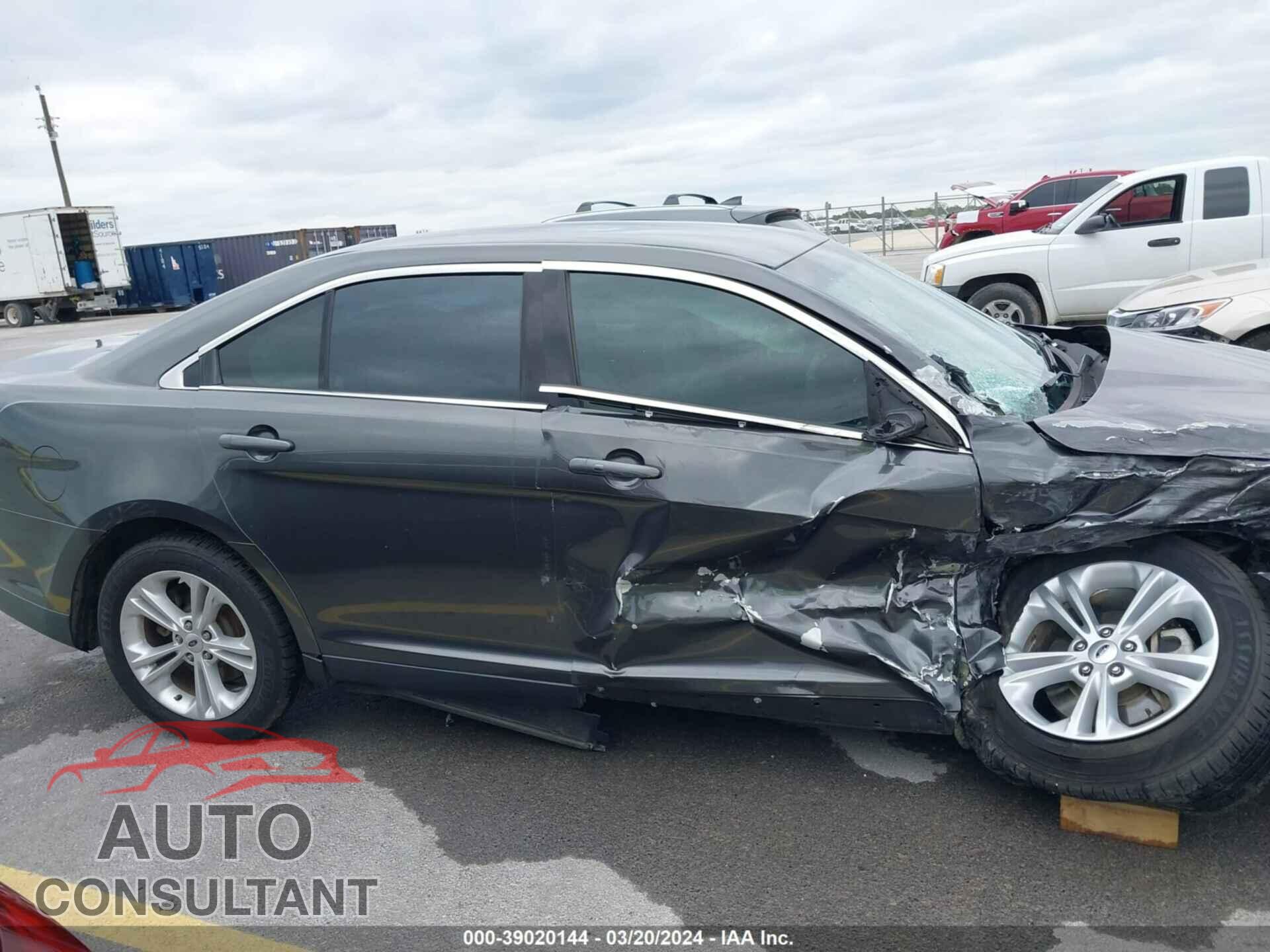 FORD TAURUS 2017 - 1FAHP2E82HG135109