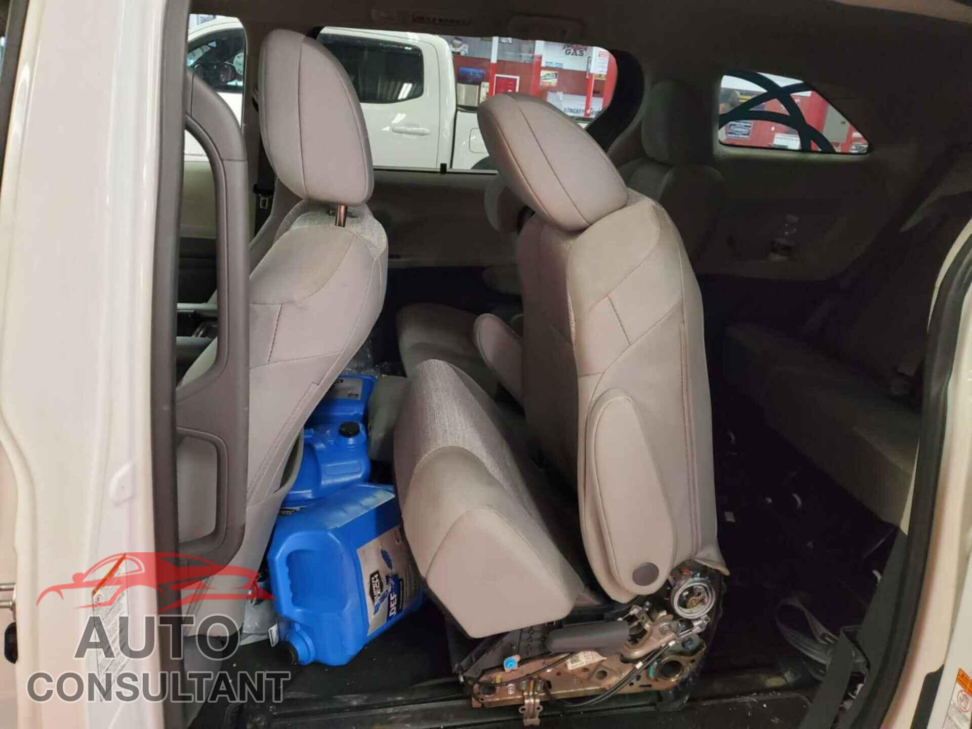 TOYOTA SIENNA 2021 - 5TDKRKEC2MS031296