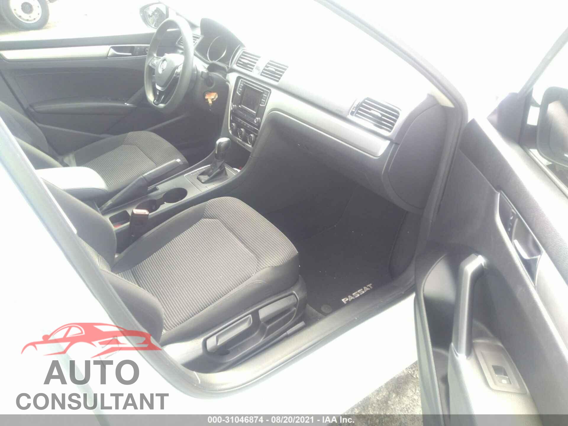 VOLKSWAGEN PASSAT 2017 - 1VWAT7A33HC033224