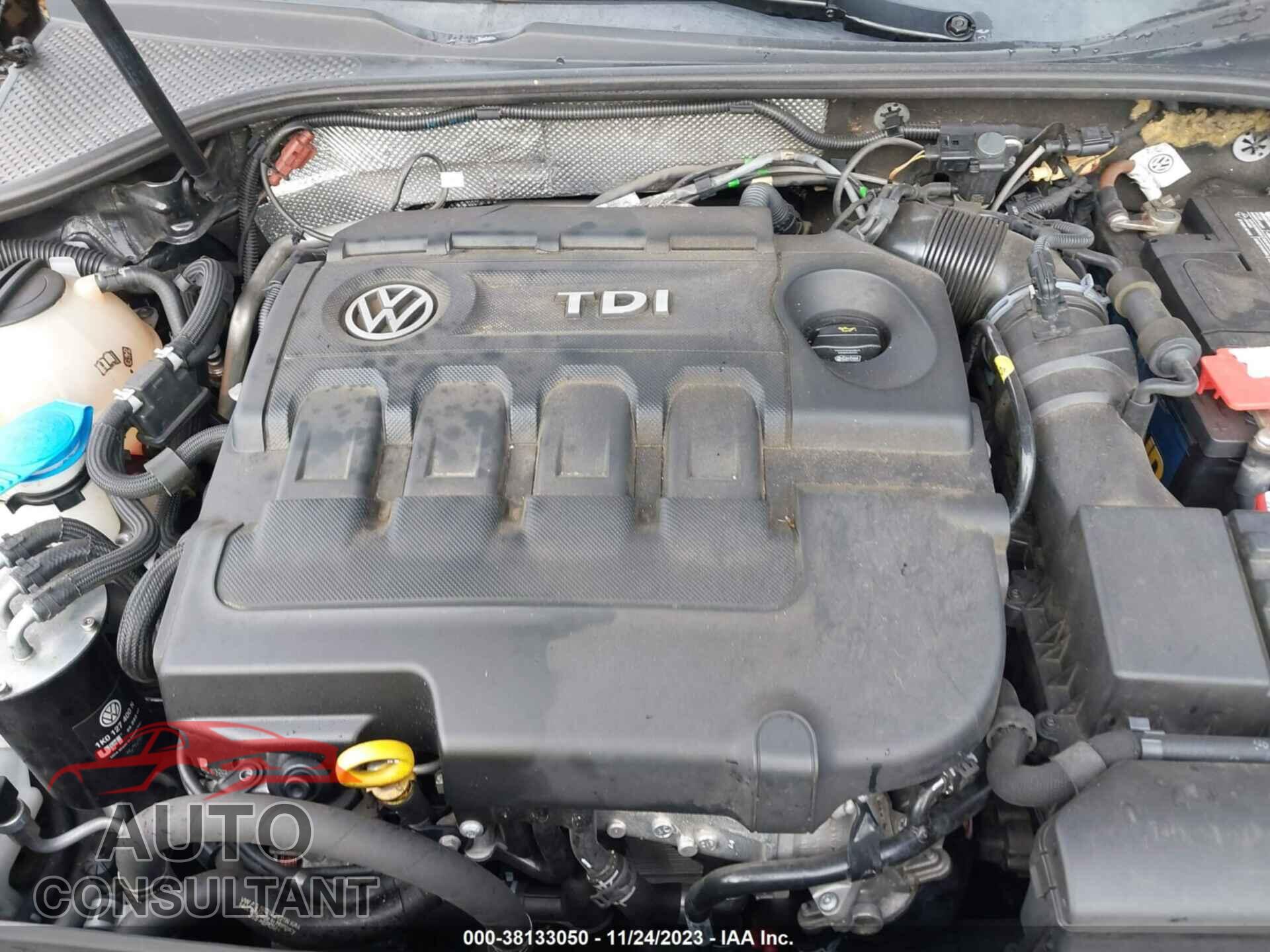 VOLKSWAGEN PASSAT 2015 - 1VWCV7A36FC013792