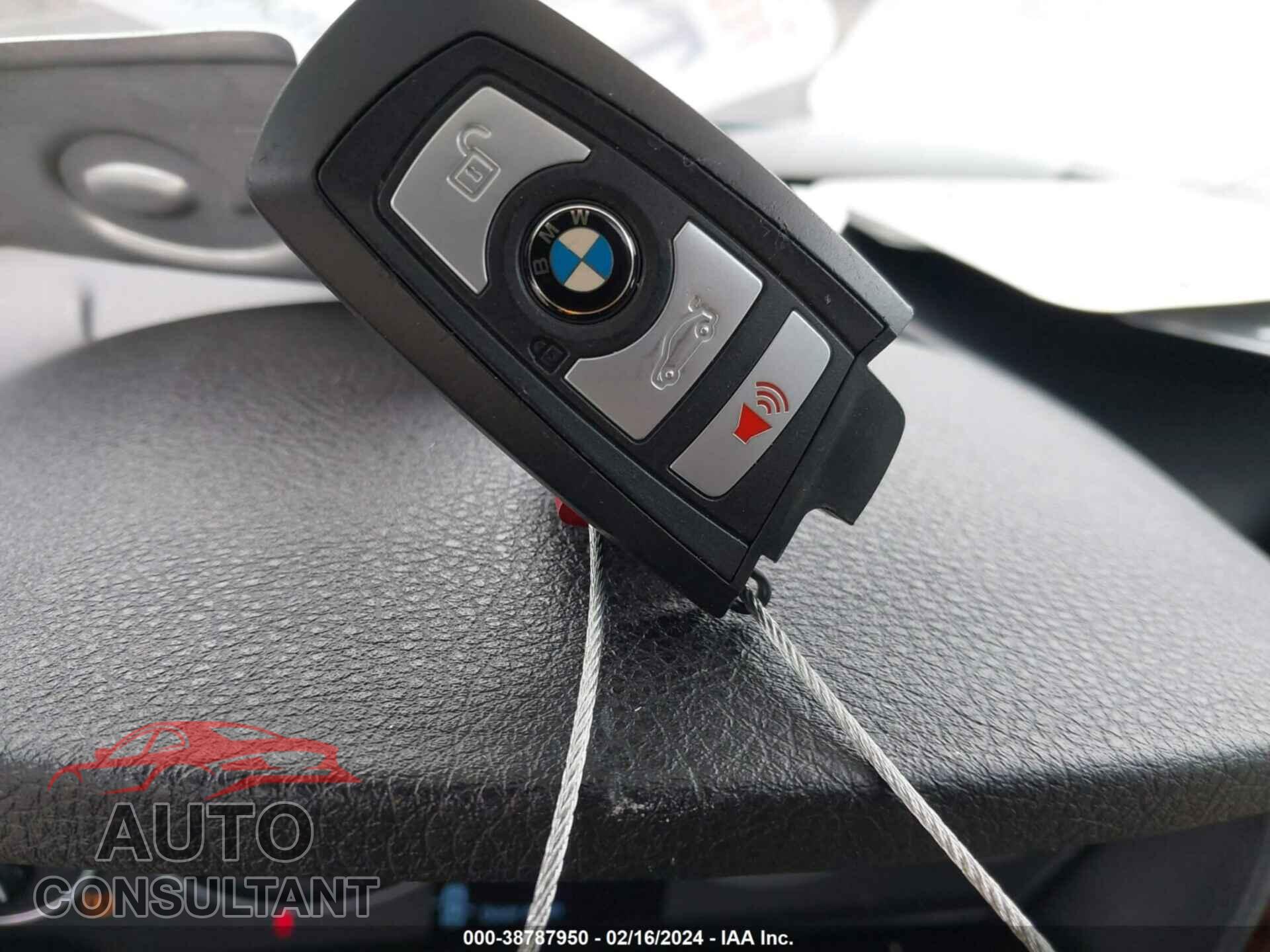 BMW 320I 2016 - WBA8E5G50GNU20564