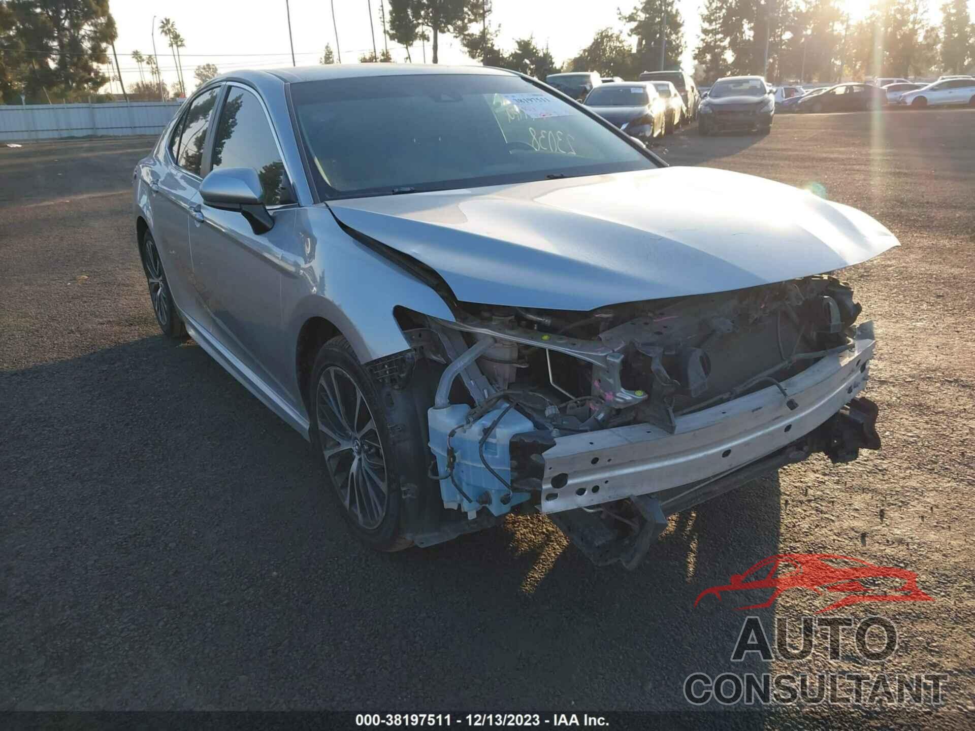 TOYOTA CAMRY 2018 - 4T1B11HK9JU571753