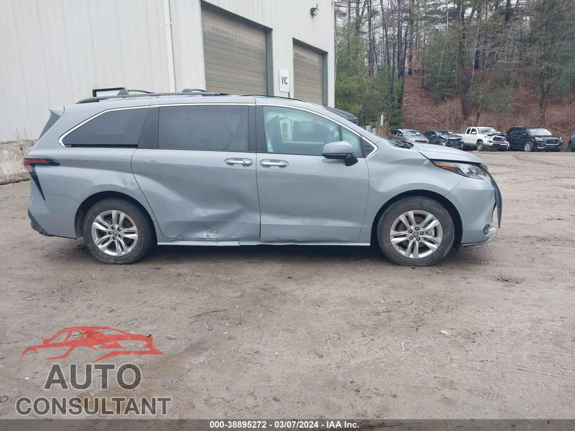 TOYOTA SIENNA 2023 - 5TDCSKFC2PS083121