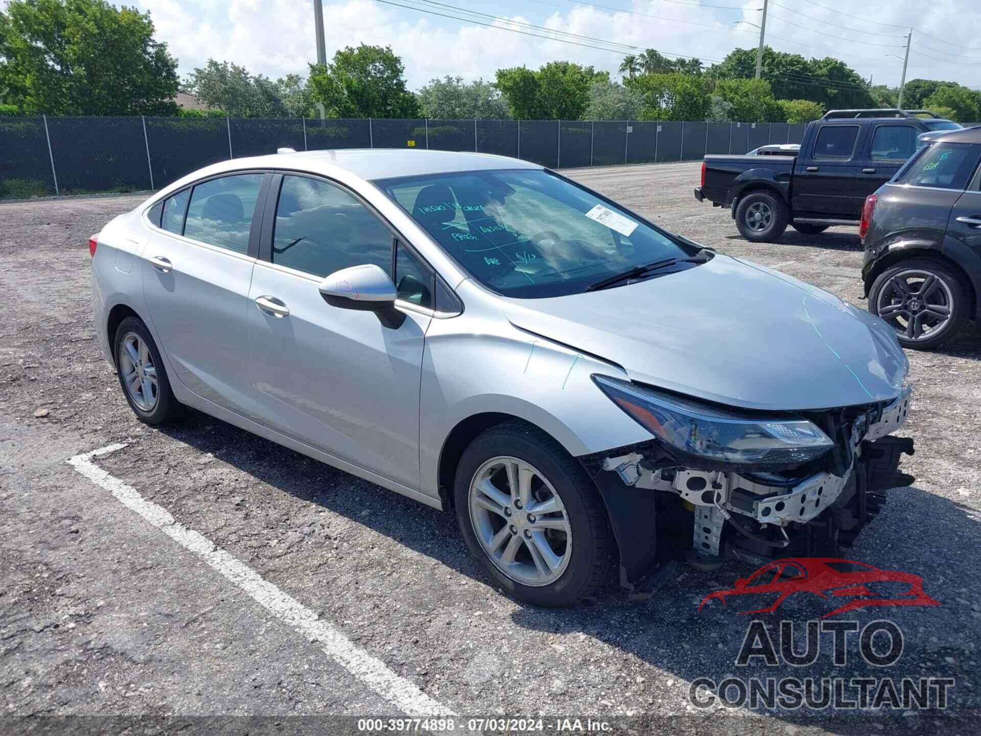 CHEVROLET CRUZE 2018 - 1G1BE5SM8J7247582