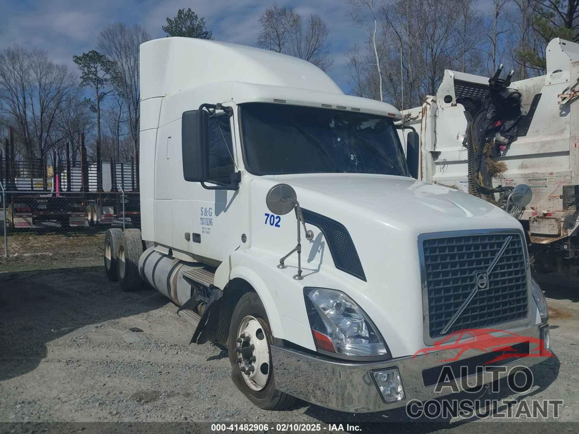 VOLVO VN 2011 - 4V4NC9EH9BN531529