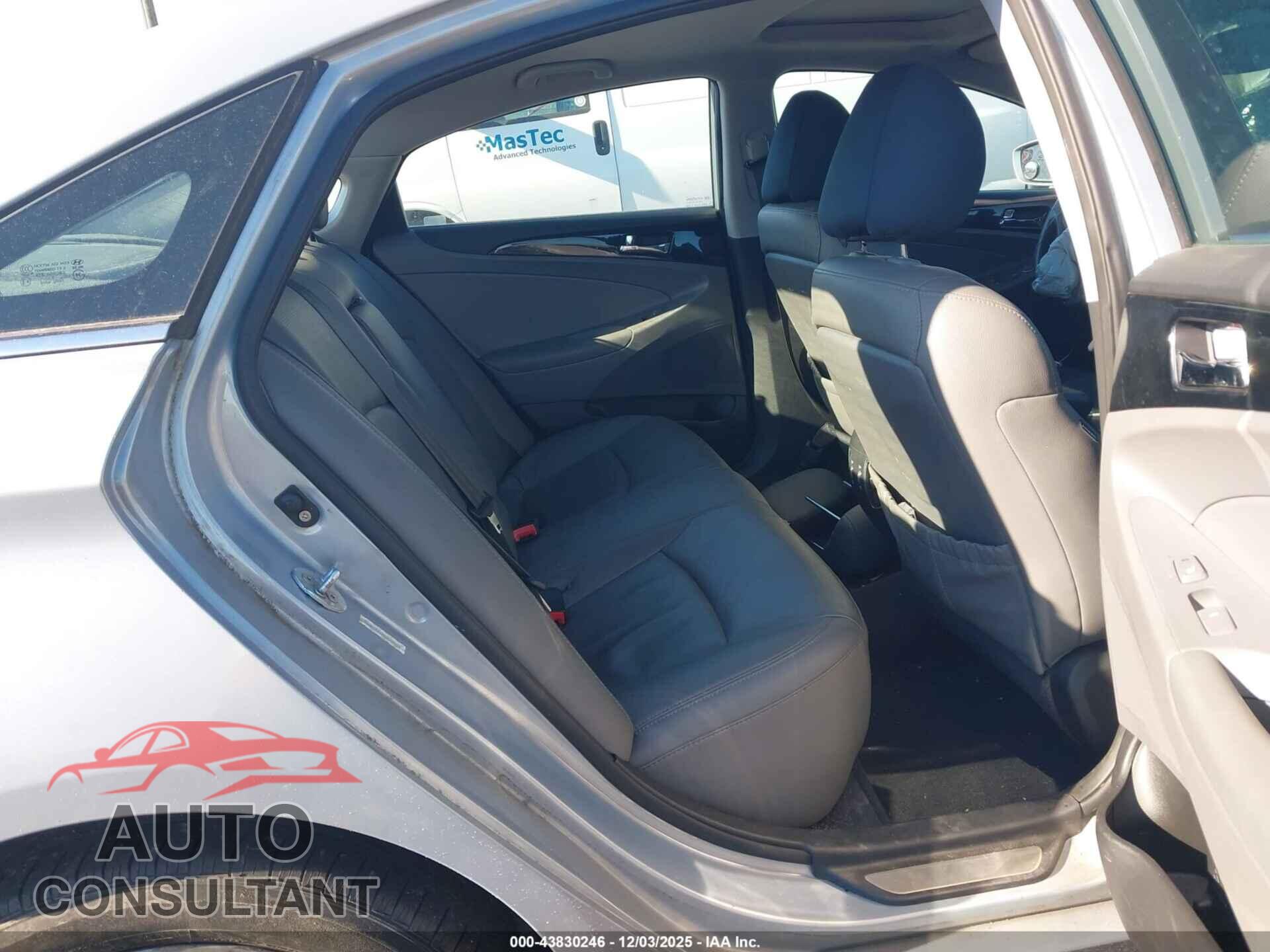 HYUNDAI SONATA 2011 - 5NPEC4AC2BH136309