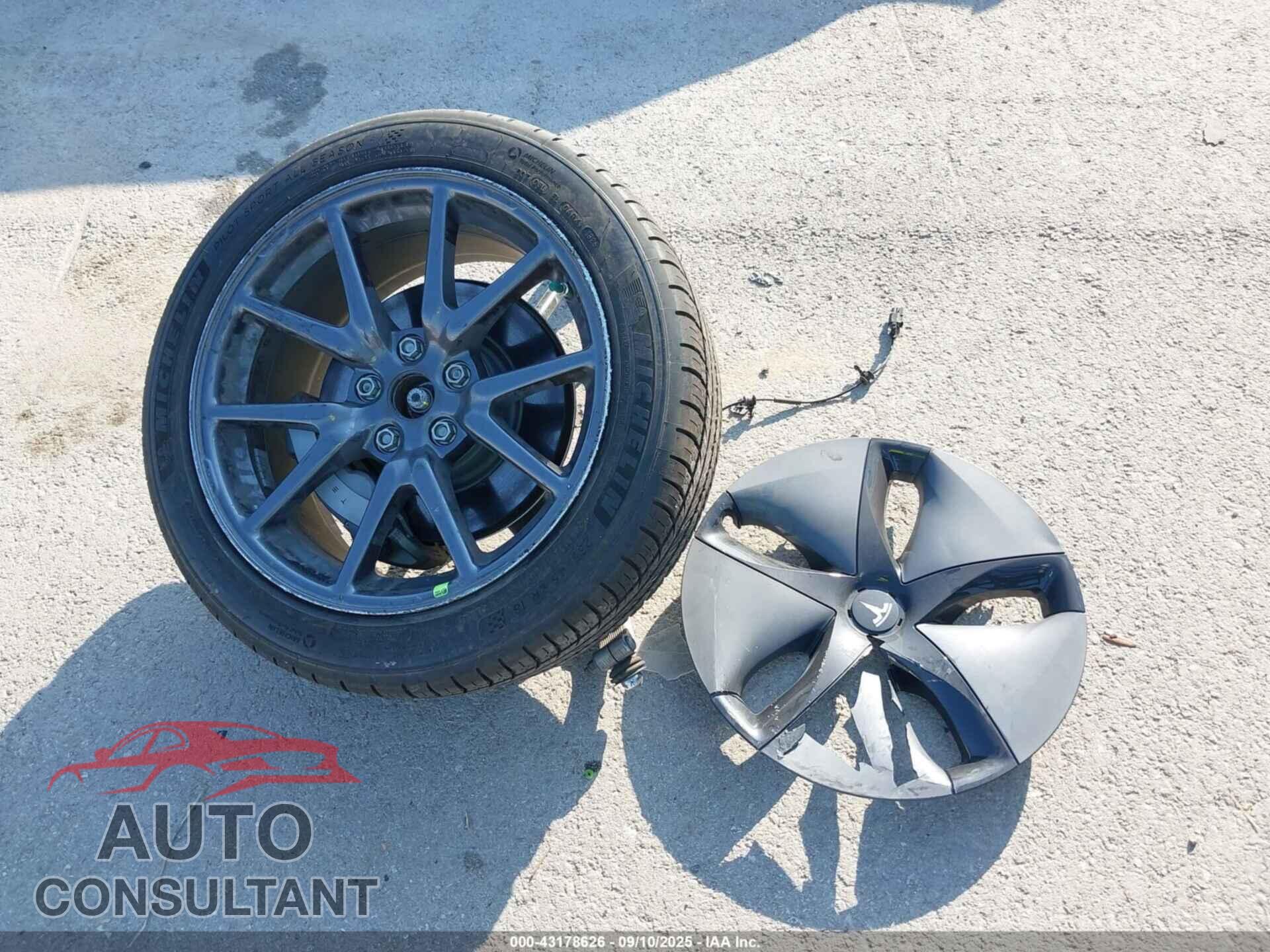TESLA MODEL 3 2018 - 5YJ3E1EB5JF127635