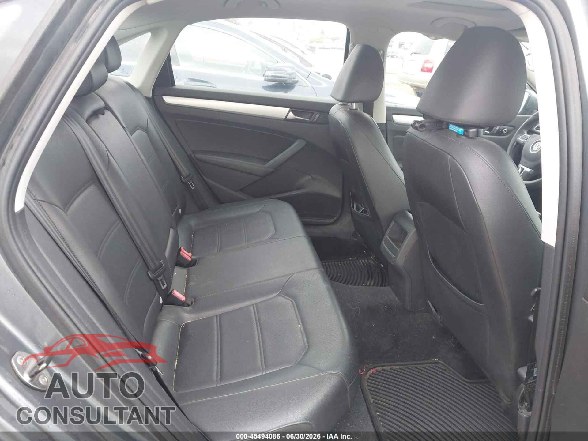 VOLKSWAGEN PASSAT 2012 - 1VWBP7A33CC010656