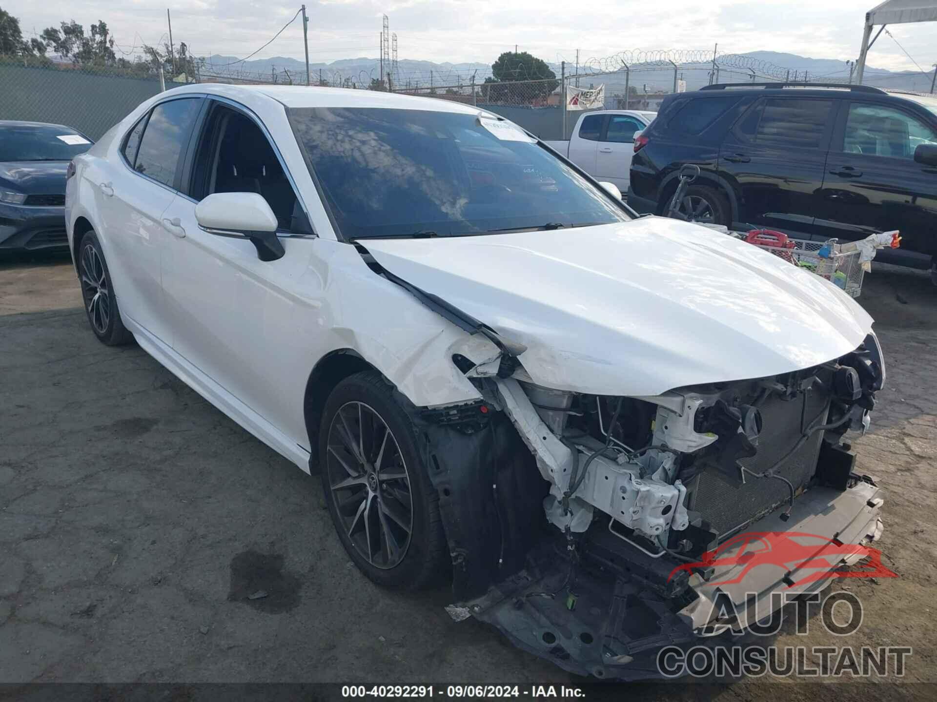 TOYOTA CAMRY 2018 - 4T1B11HK0JU650485