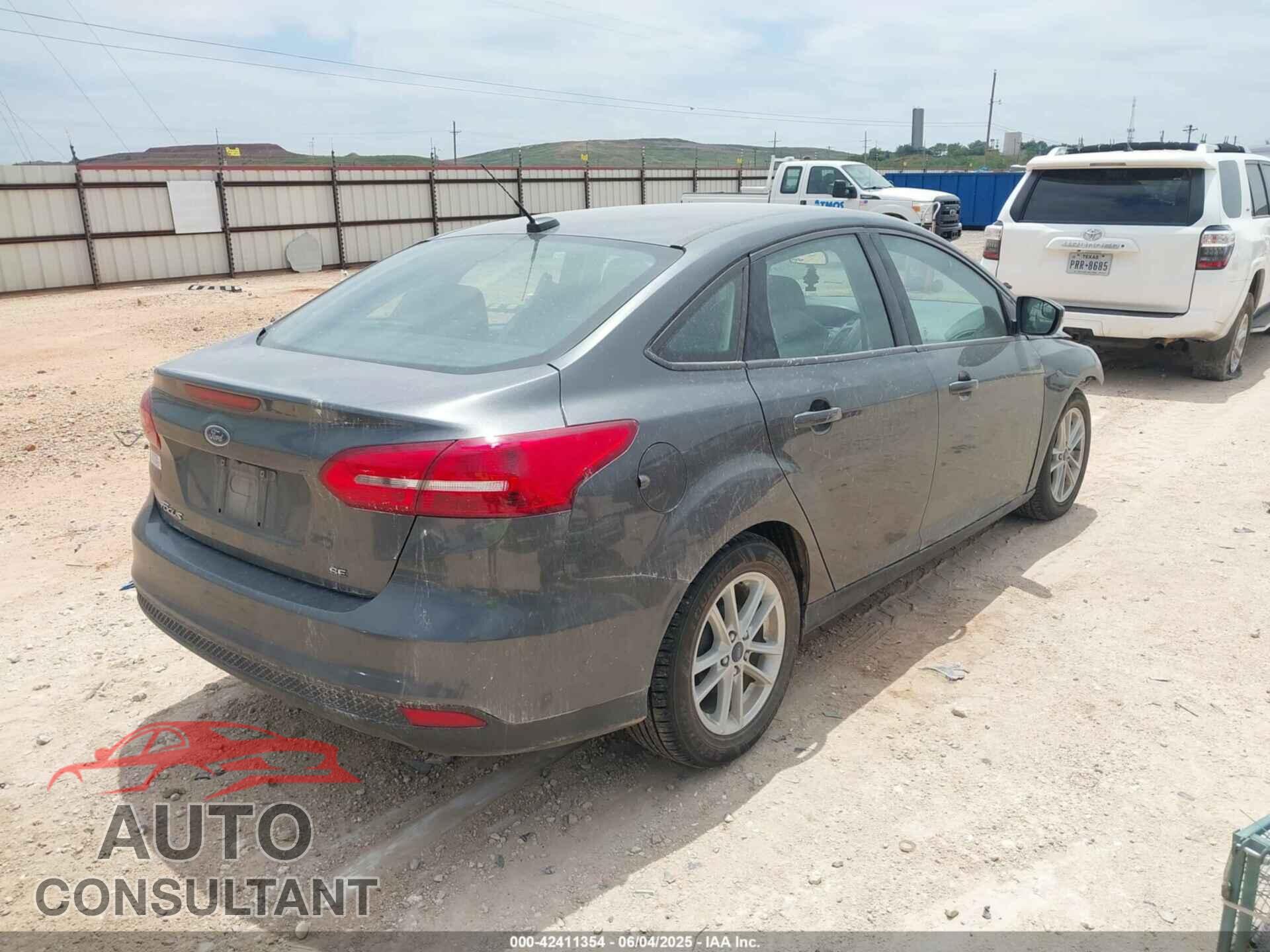 FORD FOCUS 2017 - 1FADP3F27HL342018