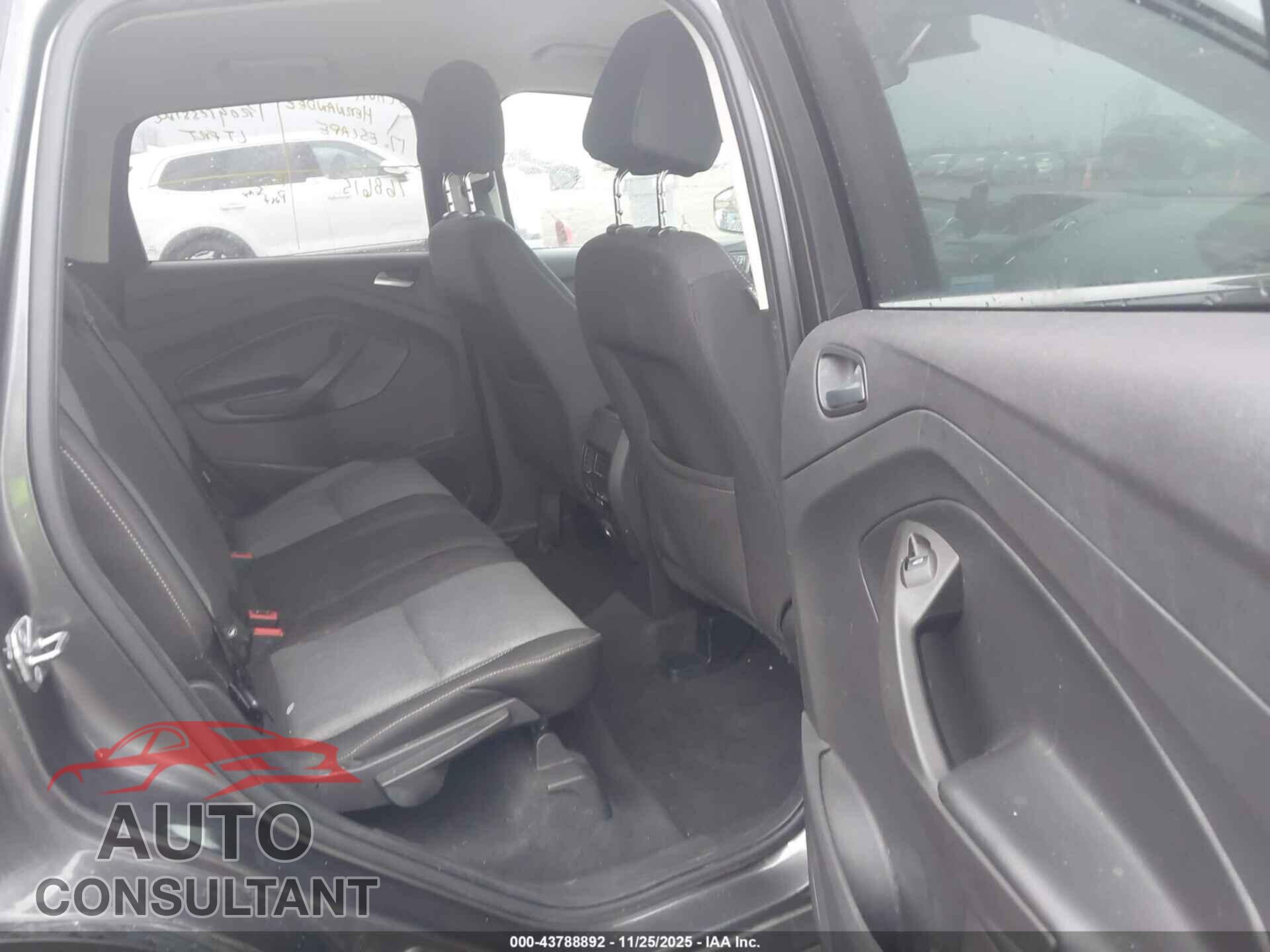 FORD ESCAPE 2017 - 1FMCU0GD5HUB98505