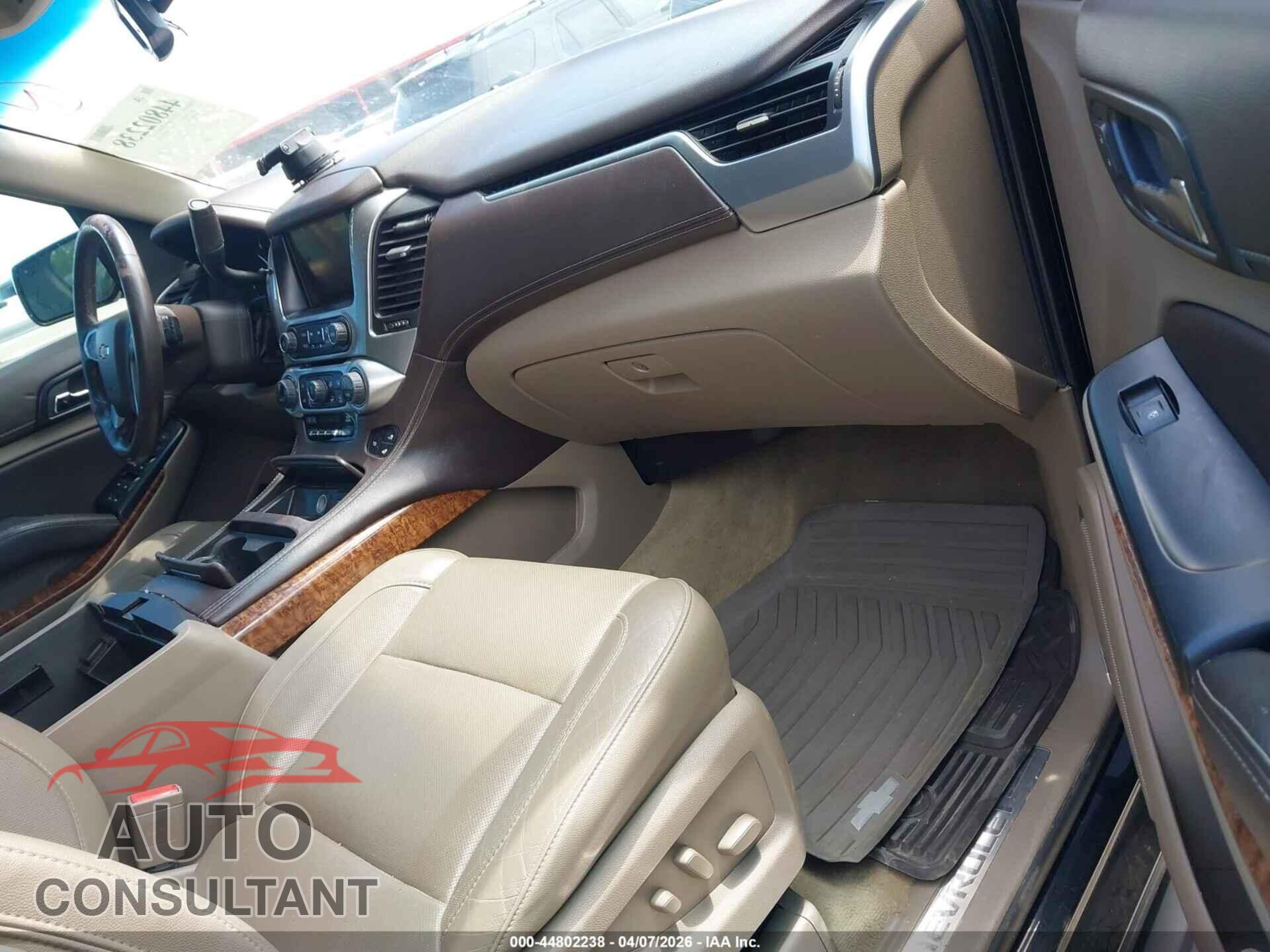 CHEVROLET SUBURBAN 1500 2015 - 1GNSCKKC8FR205208