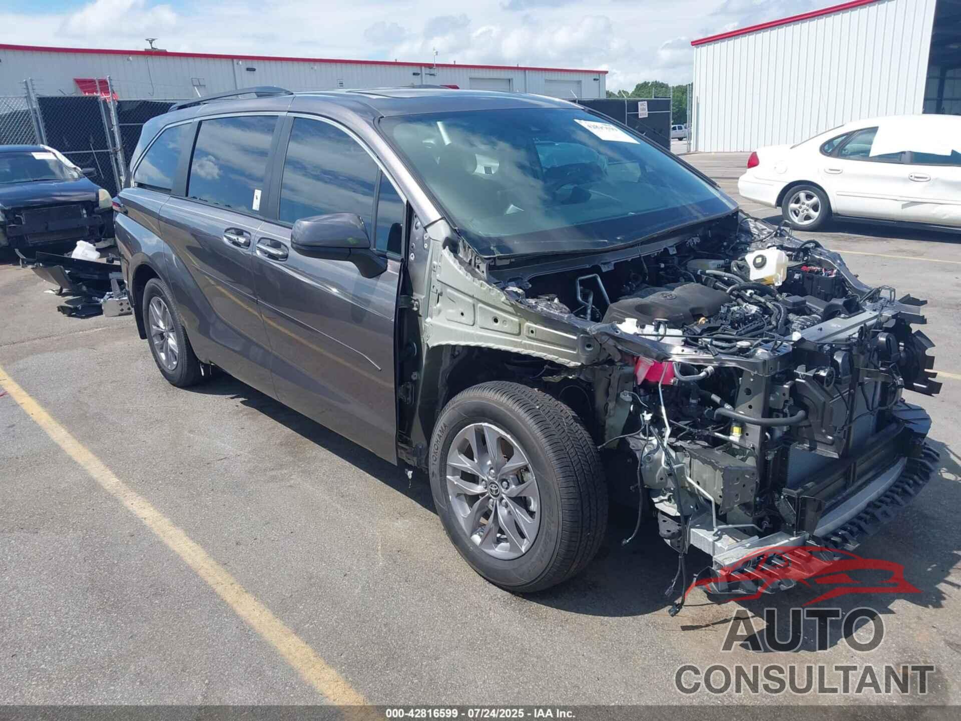 TOYOTA SIENNA 2024 - 5TDYRKECXRS189550