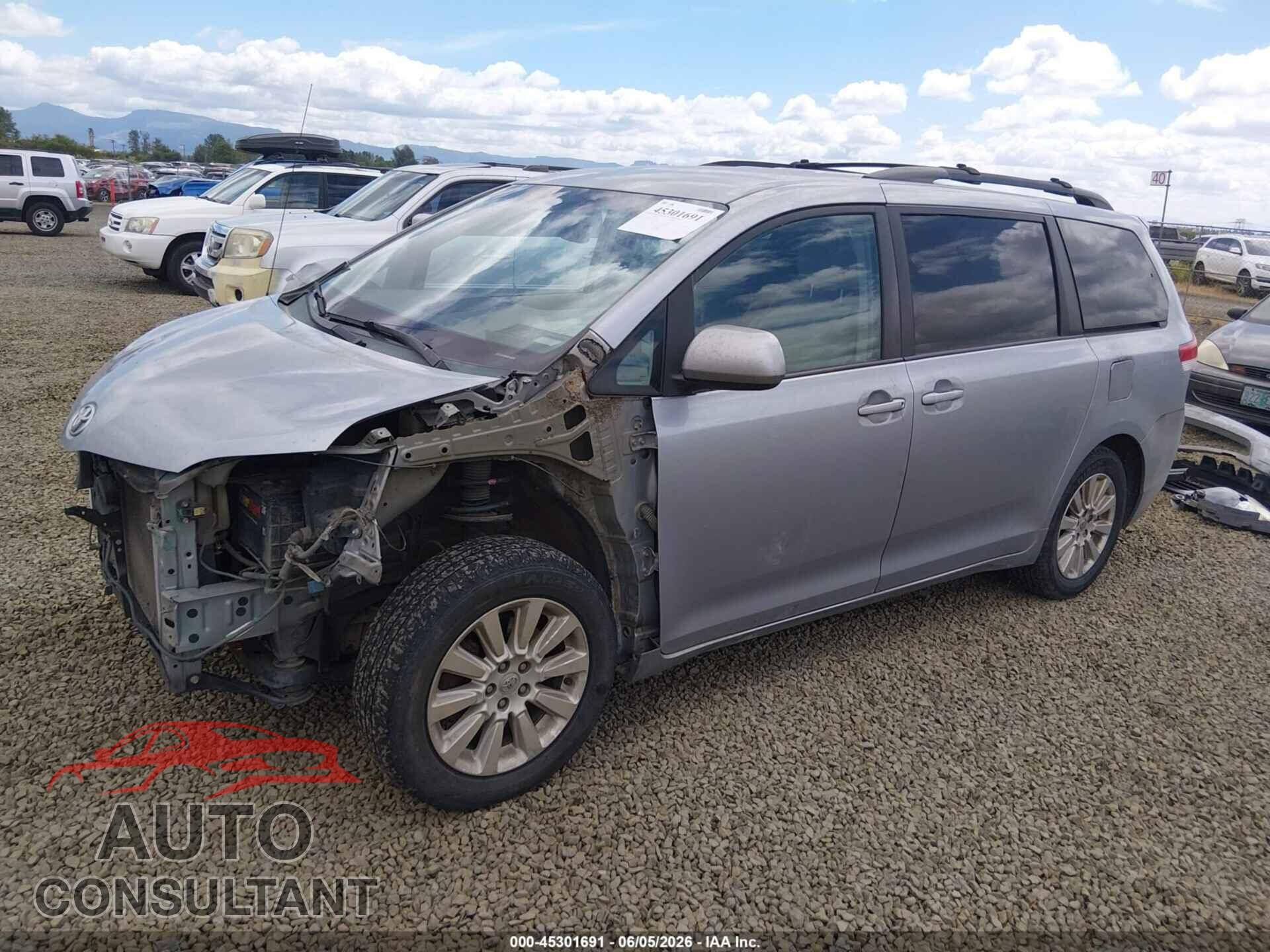 TOYOTA SIENNA 2013 - 5TDJK3DC8DS050524