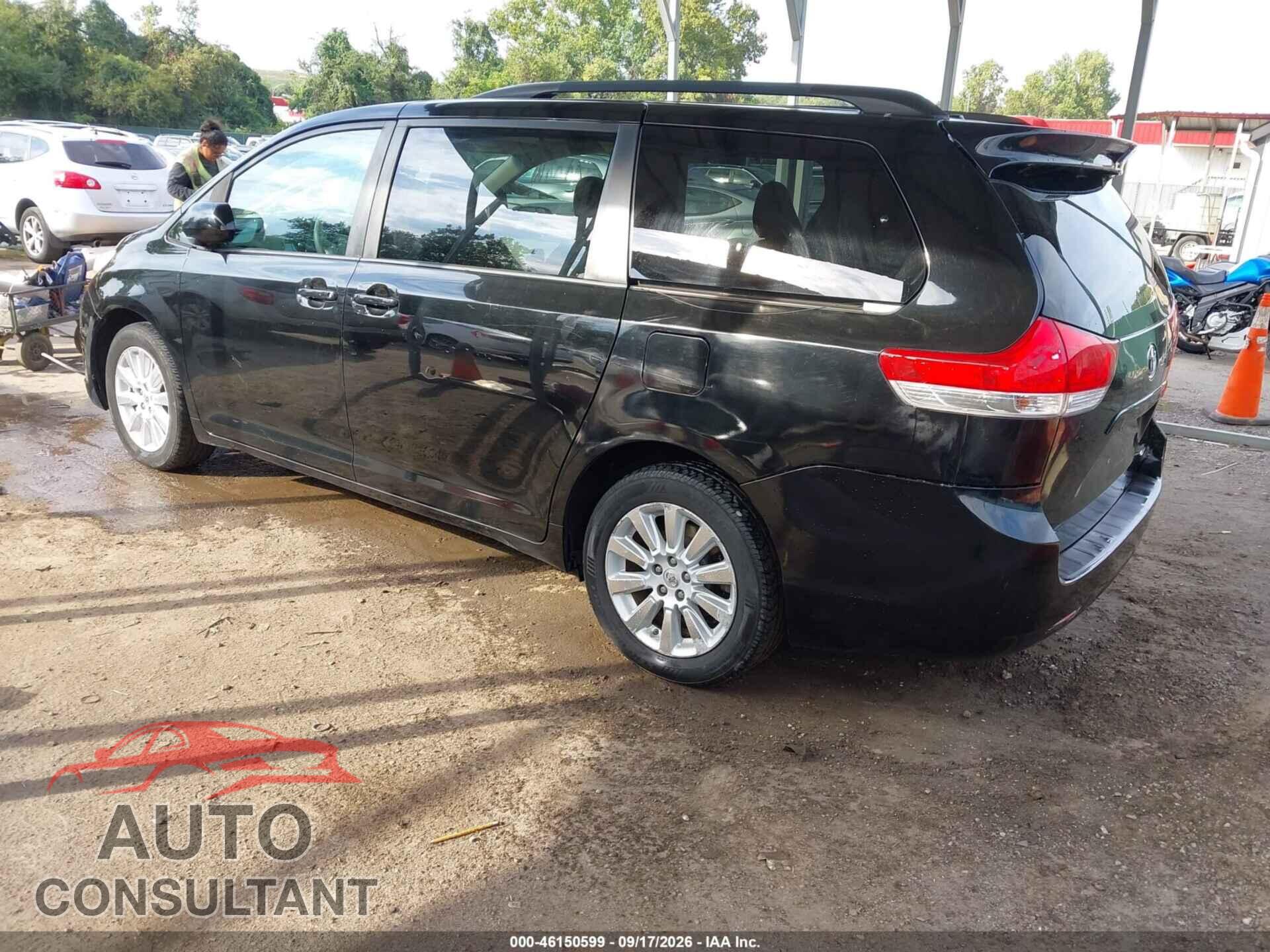 TOYOTA SIENNA 2013 - 5TDJK3DC8DS070482