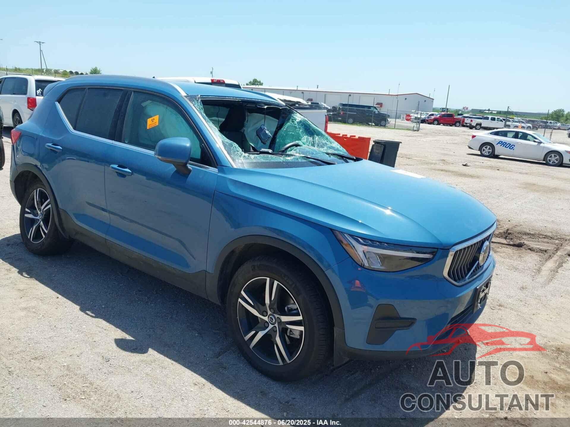 VOLVO XC40 2025 - YV4L12UJ5S2514956
