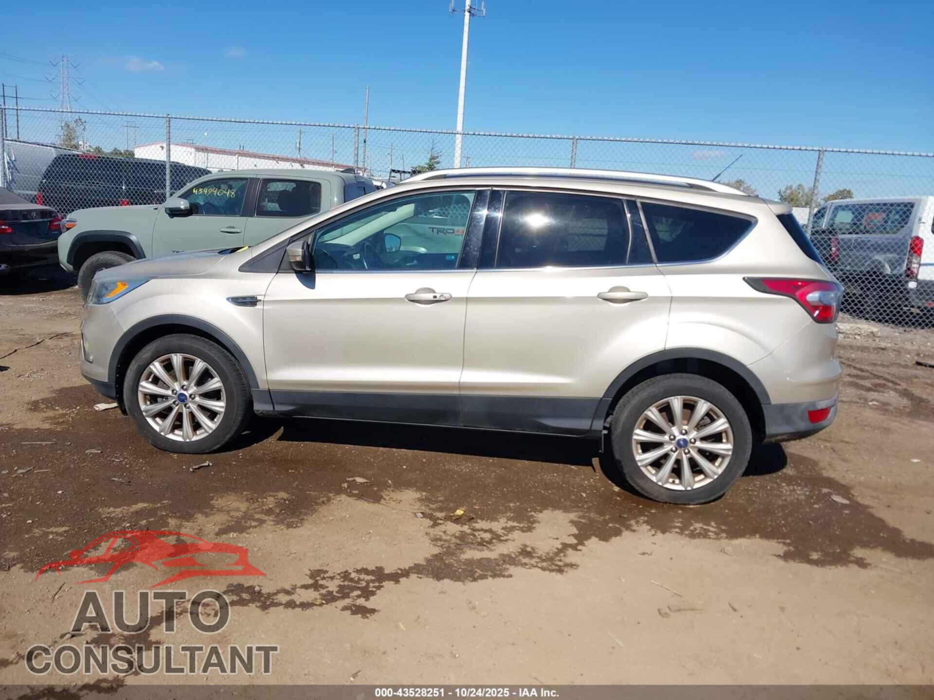 FORD ESCAPE 2017 - 1FMCU9J95HUD82688