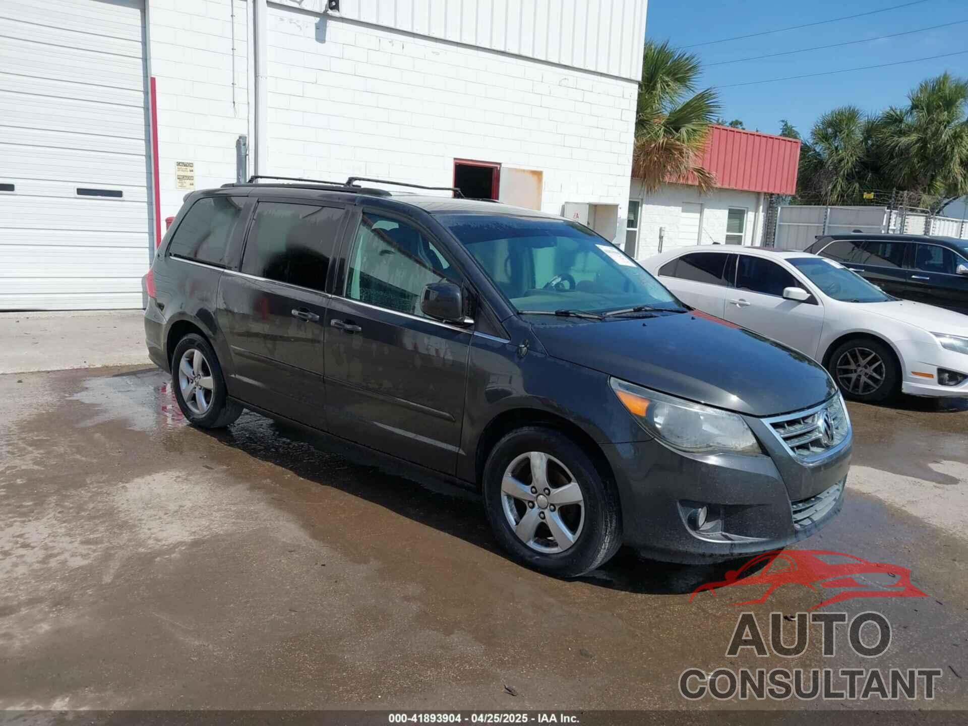 VOLKSWAGEN ROUTAN 2011 - 2V4RW3DG8BR717923
