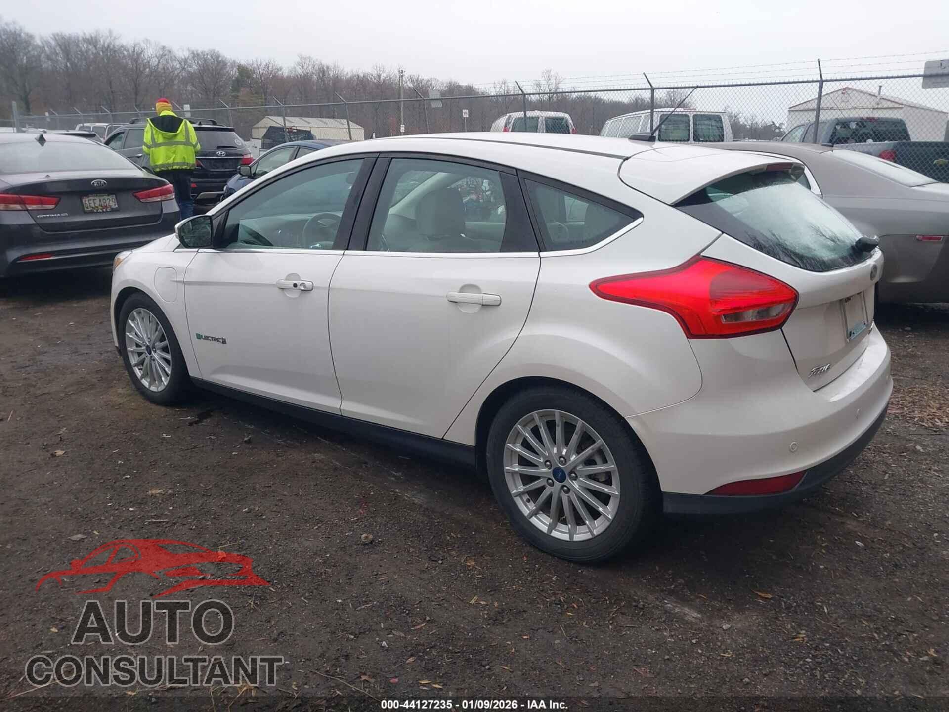 FORD FOCUS 2017 - 1FADP3R42HL258170