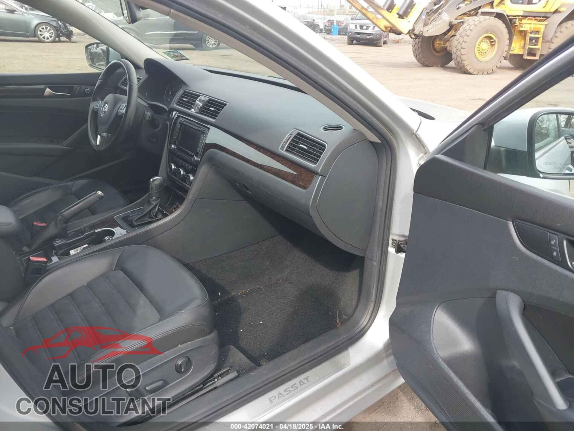 VOLKSWAGEN PASSAT 2014 - 1VWCT7A33EC020459