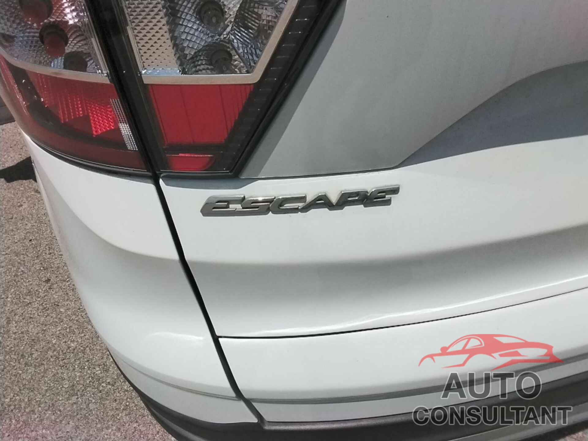 FORD ESCAPE 2018 - 1FMCU0GDXJUA76146