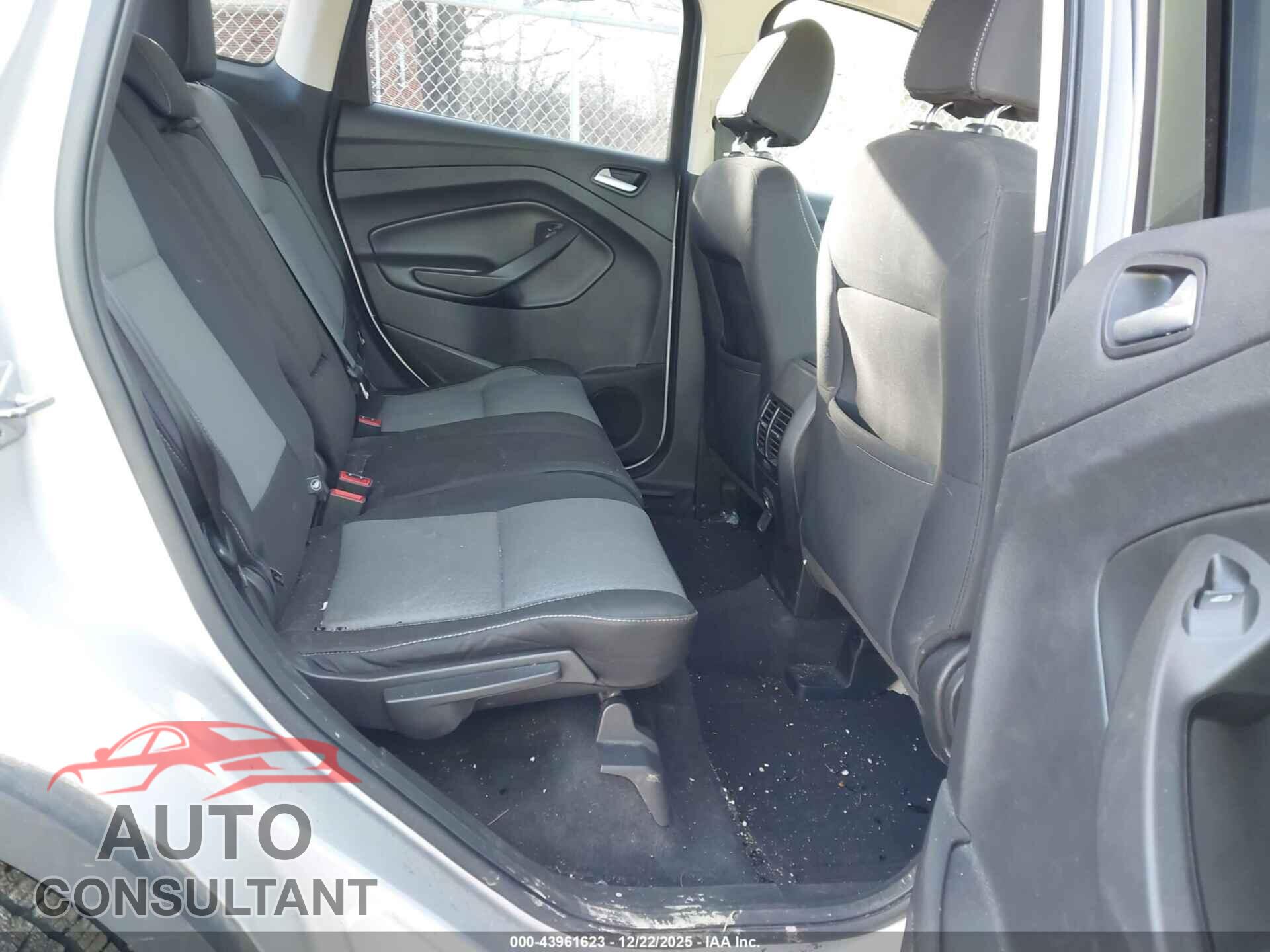 FORD ESCAPE 2017 - 1FMCU0G9XHUE33024