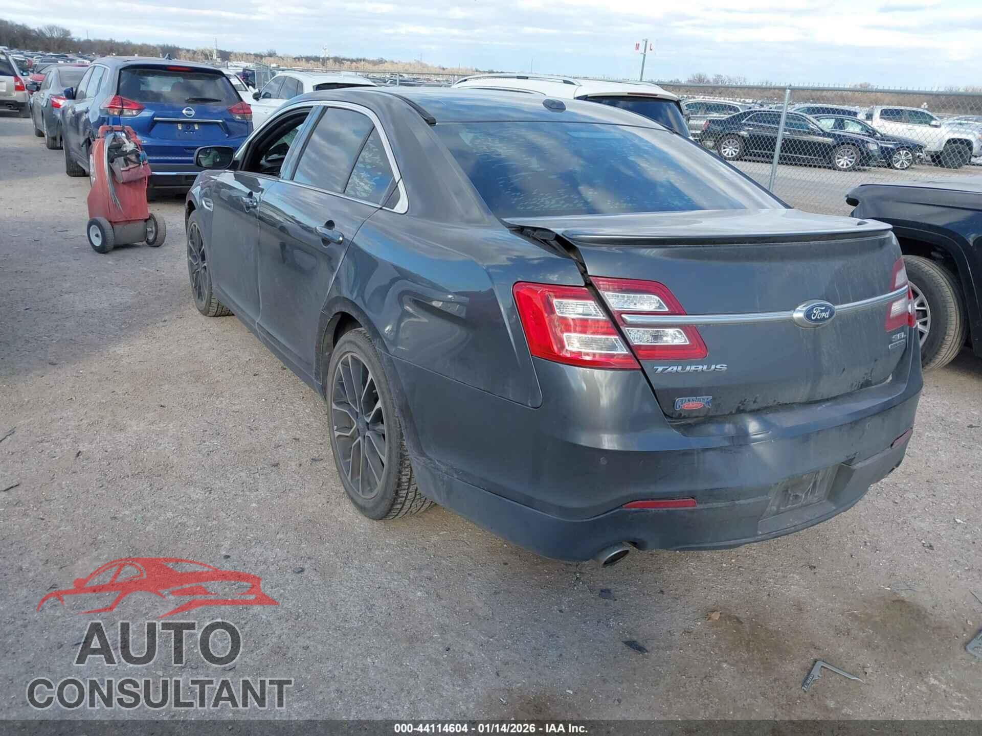 FORD TAURUS 2018 - 1FAHP2E86JG113975