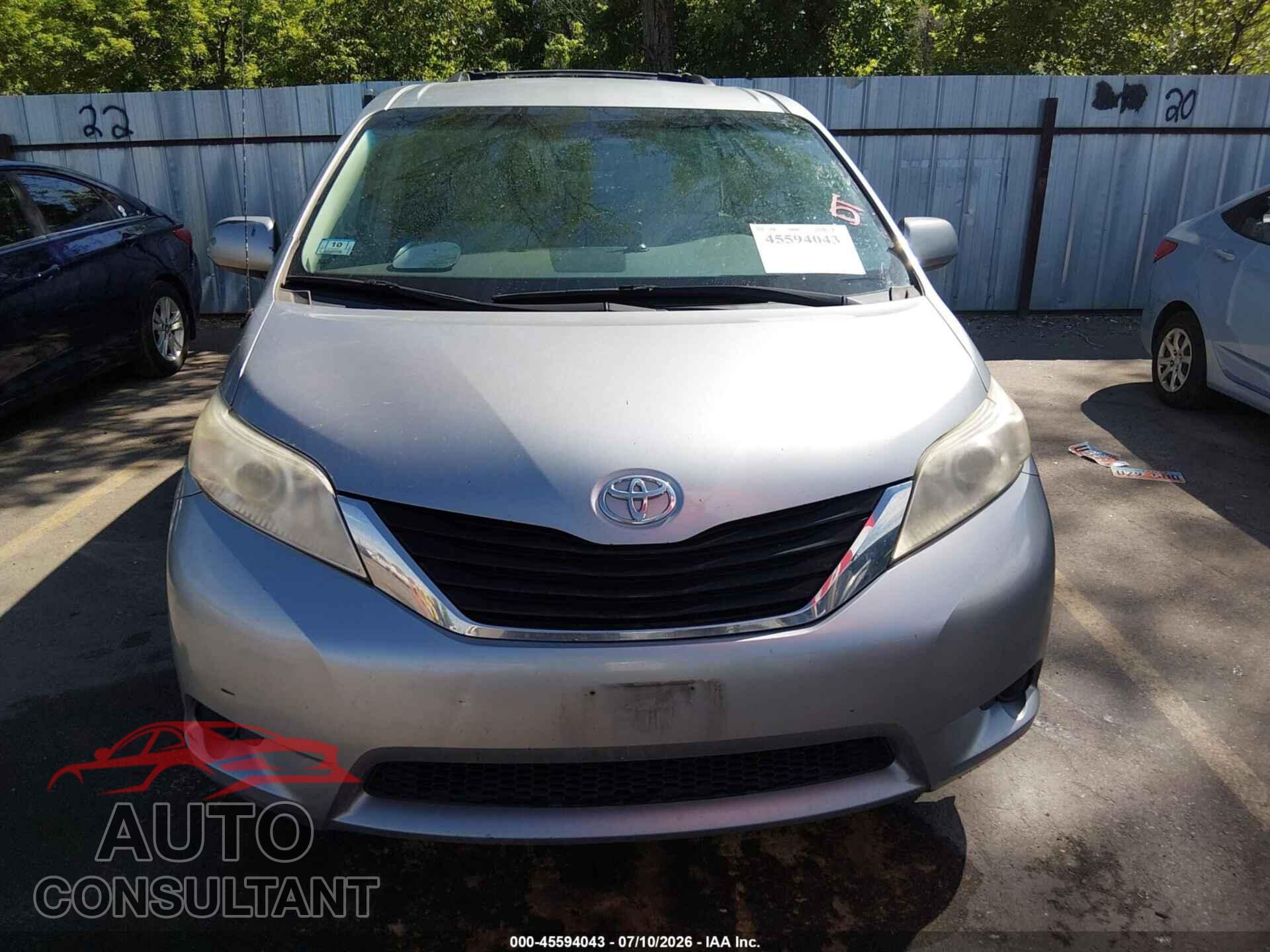 TOYOTA SIENNA 2011 - 5TDJK3DC0BS012721