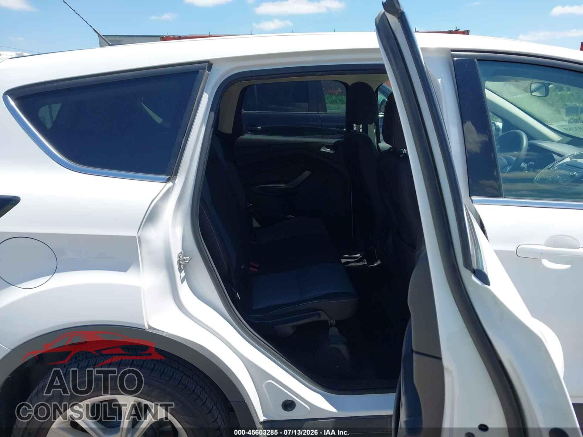 FORD ESCAPE 2017 - 1FMCU0GD3HUC79227
