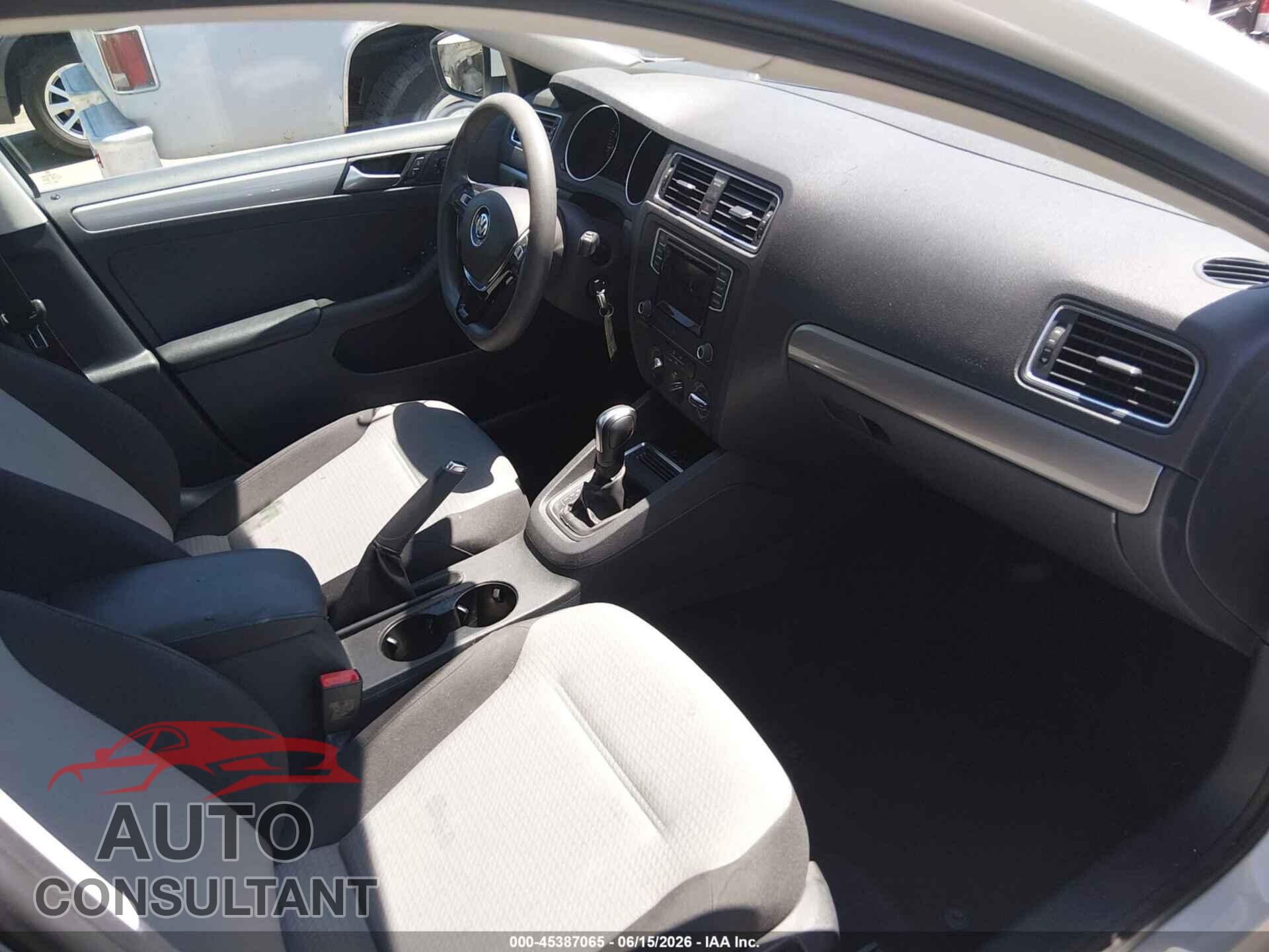 VOLKSWAGEN JETTA 2017 - 3VW2B7AJ5HM215527