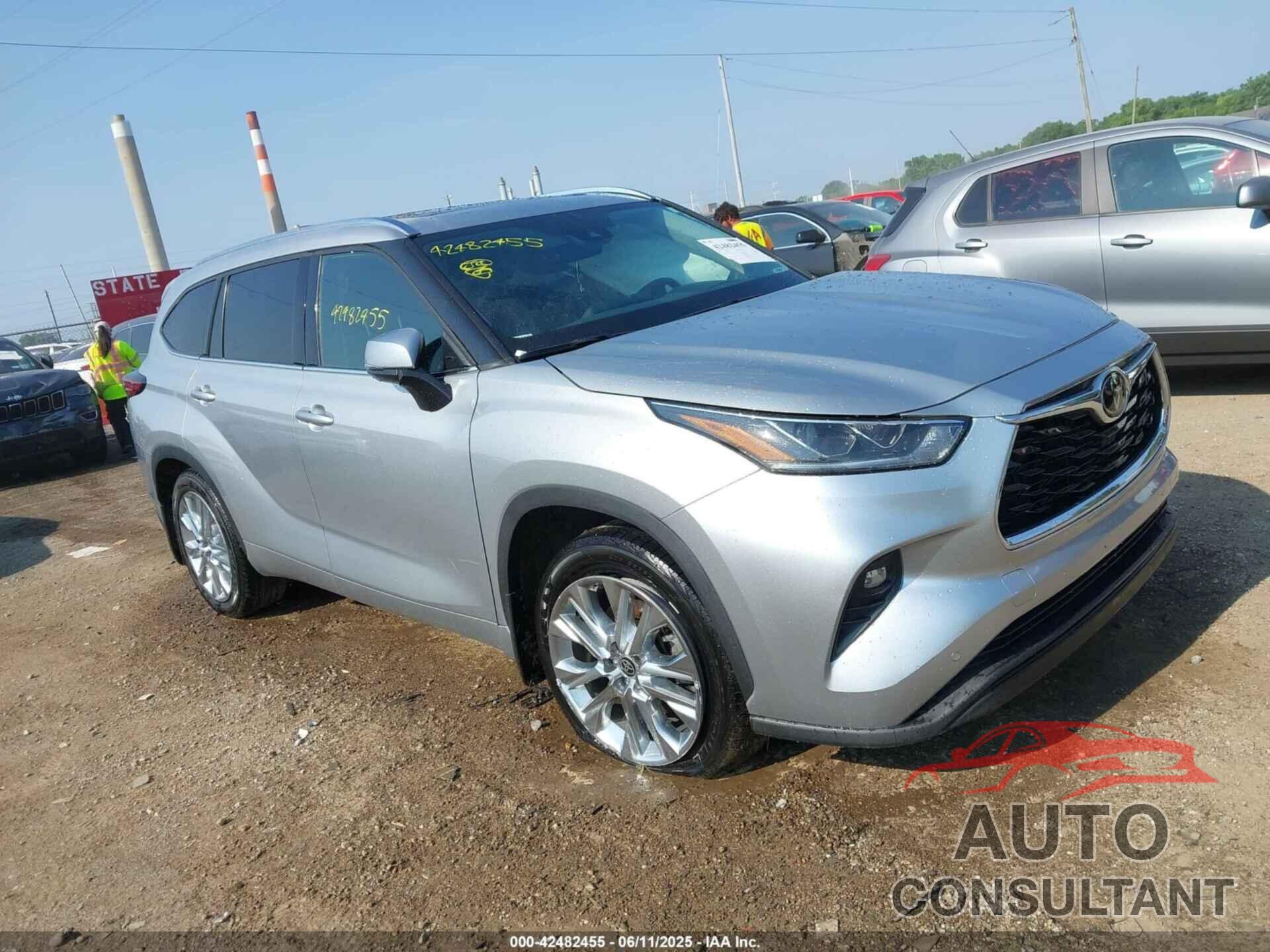 TOYOTA HIGHLANDER 2021 - 5TDDZRBH8MS556378