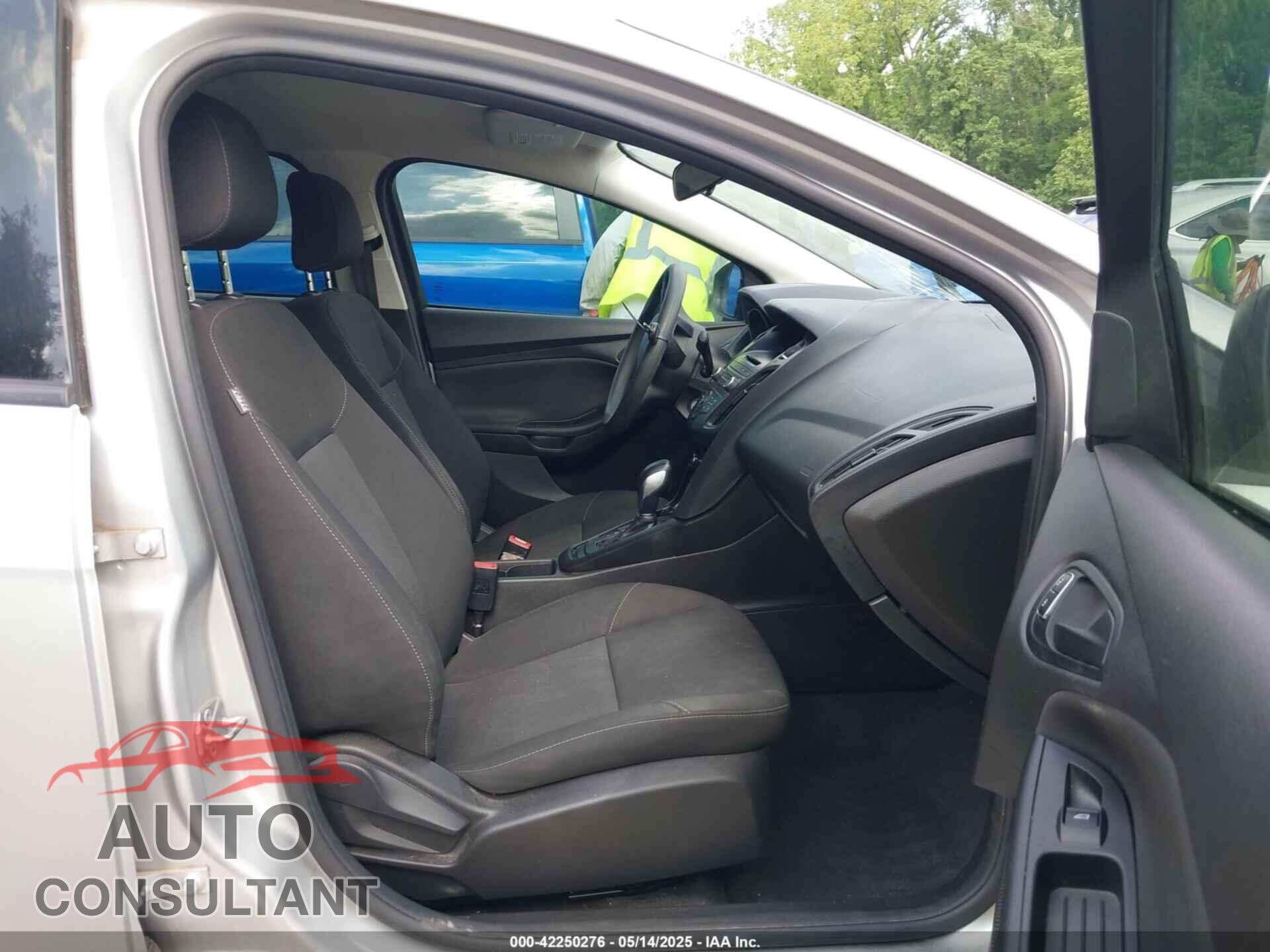 FORD FOCUS 2017 - 1FADP3E28HL328775