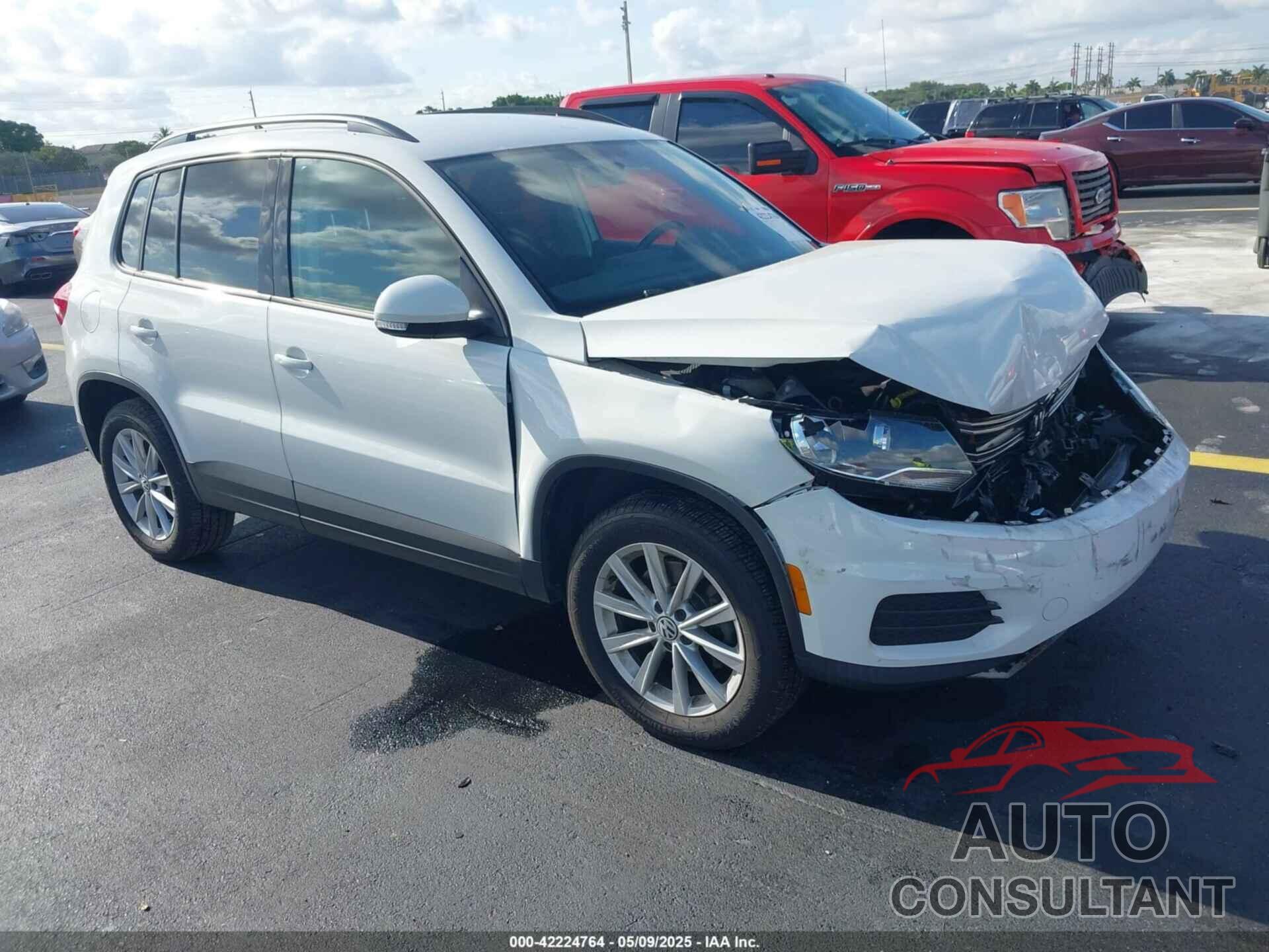 VOLKSWAGEN TIGUAN 2017 - WVGAV7AX5HK055081