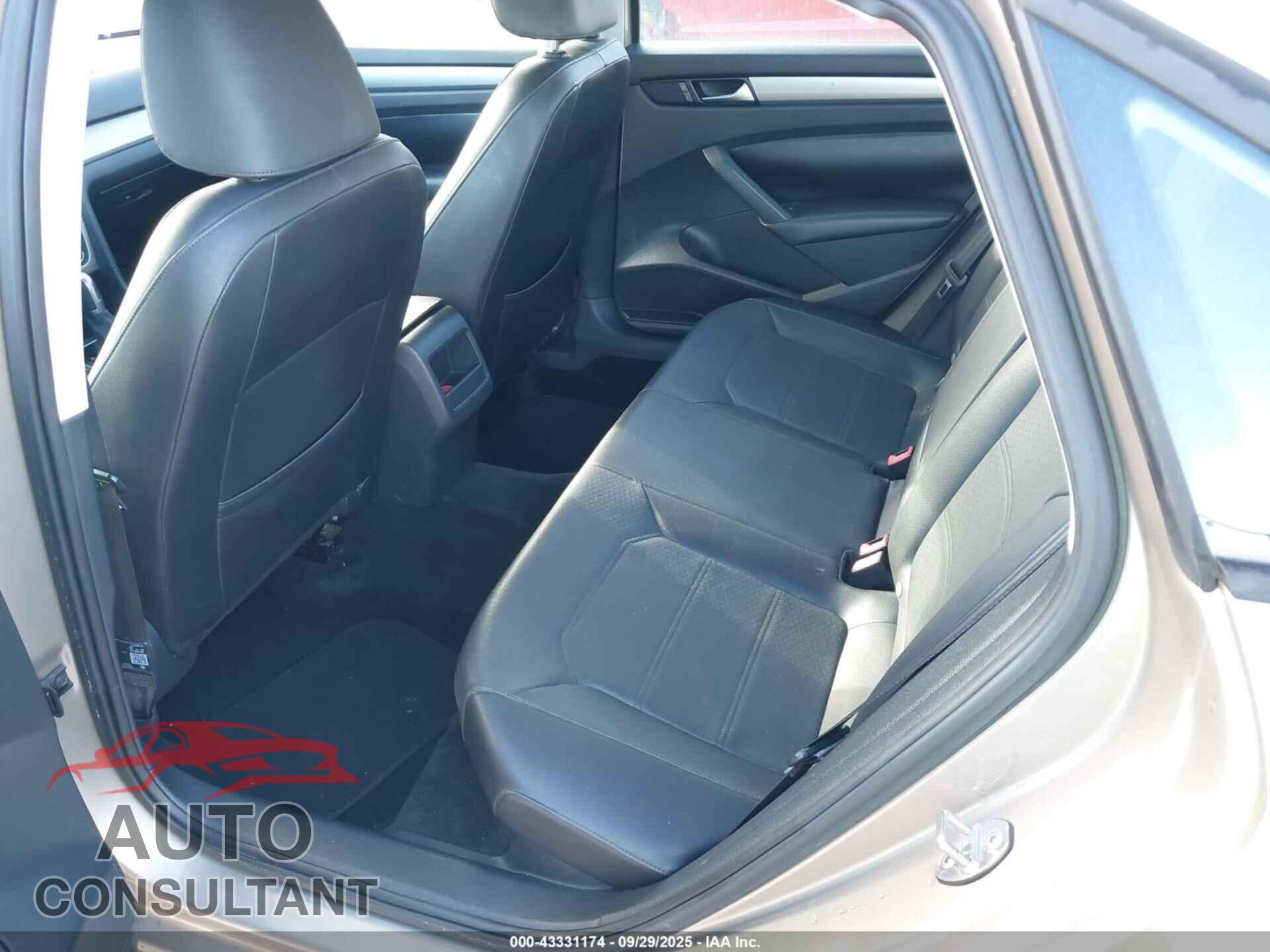 VOLKSWAGEN PASSAT 2015 - 1VWAT7A39FC027473
