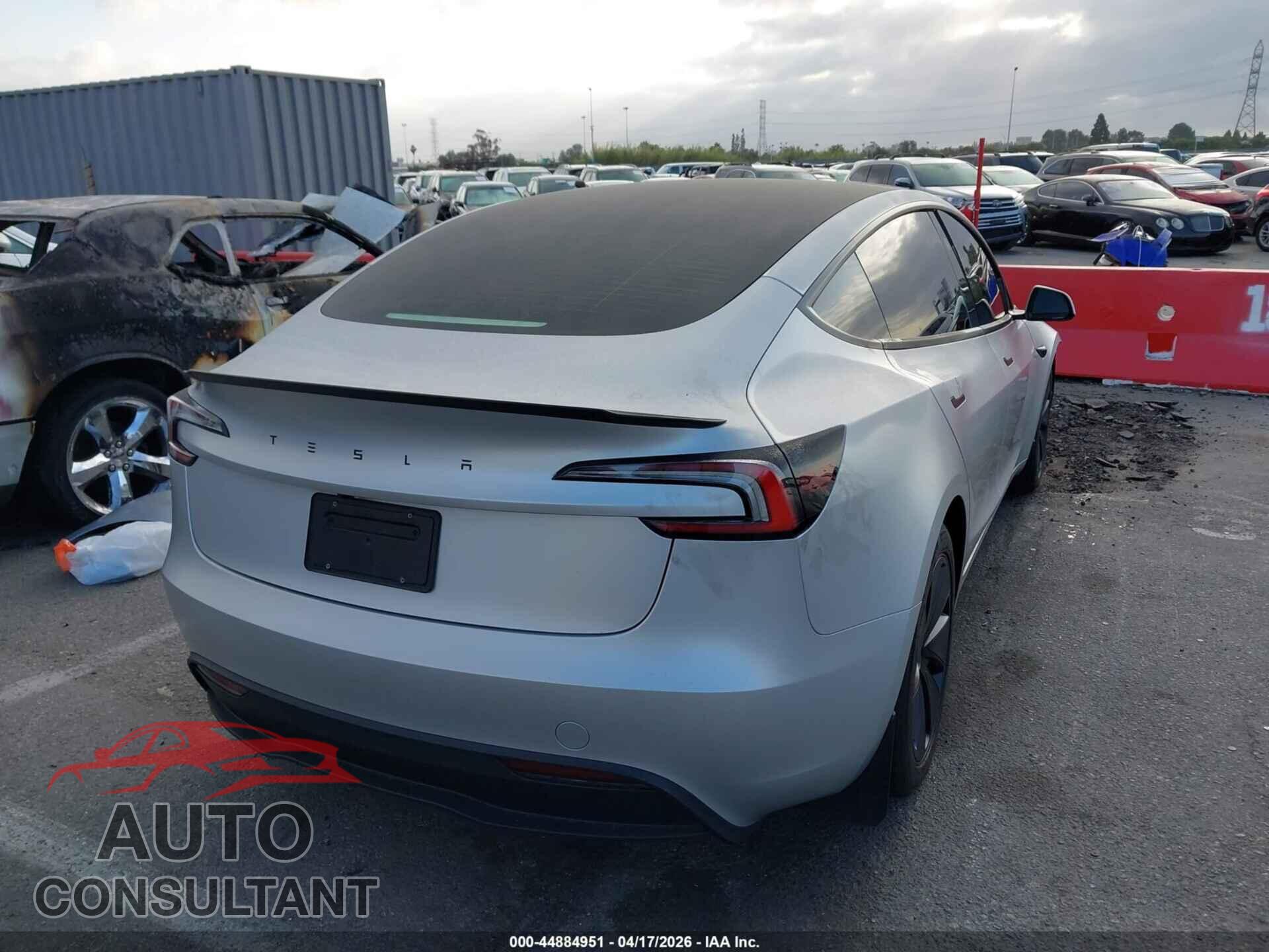 TESLA MODEL 3 2024 - 5YJ3E1EA5RF743323