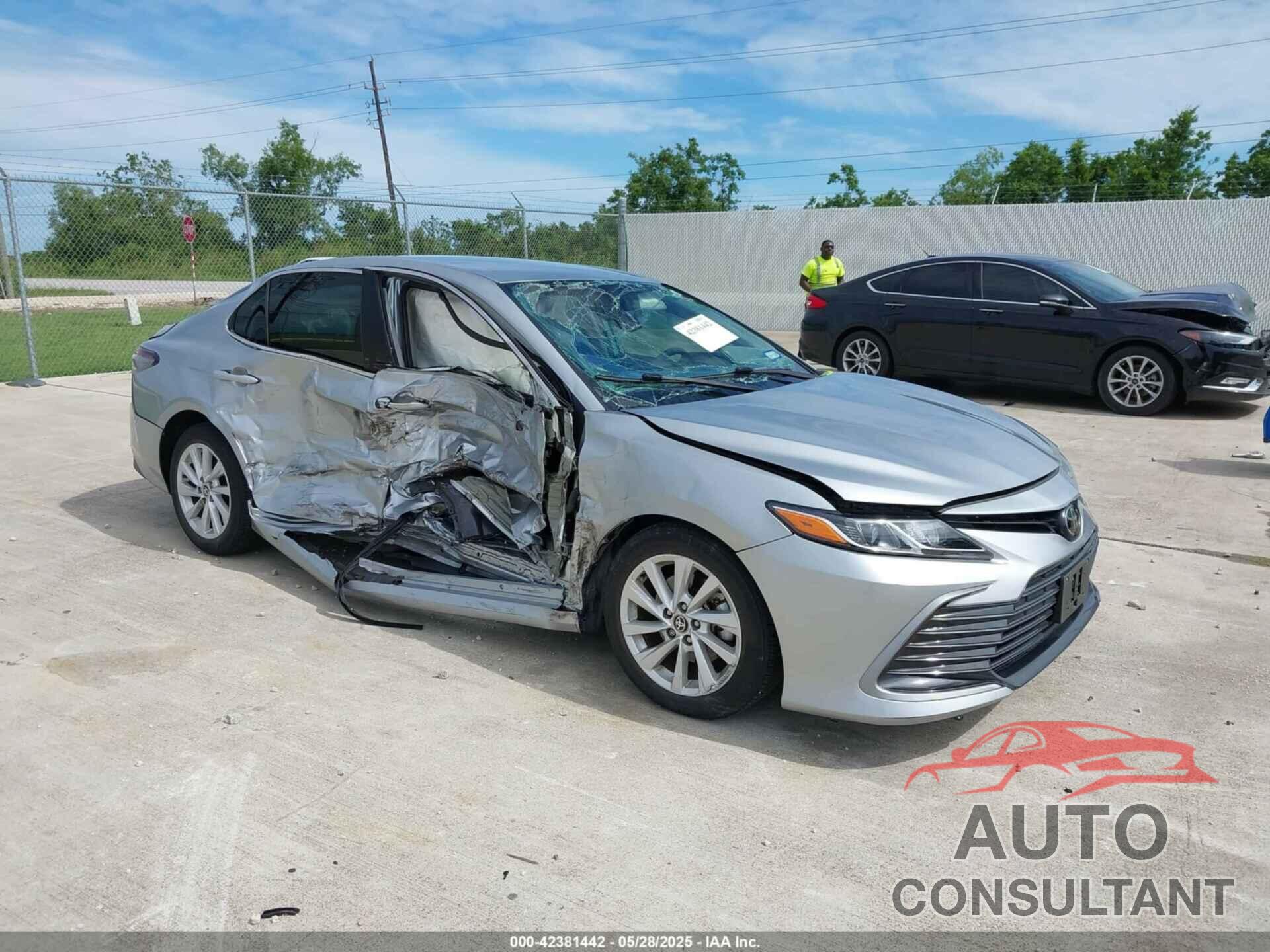 TOYOTA CAMRY 2022 - 4T1C11AK0NU698556
