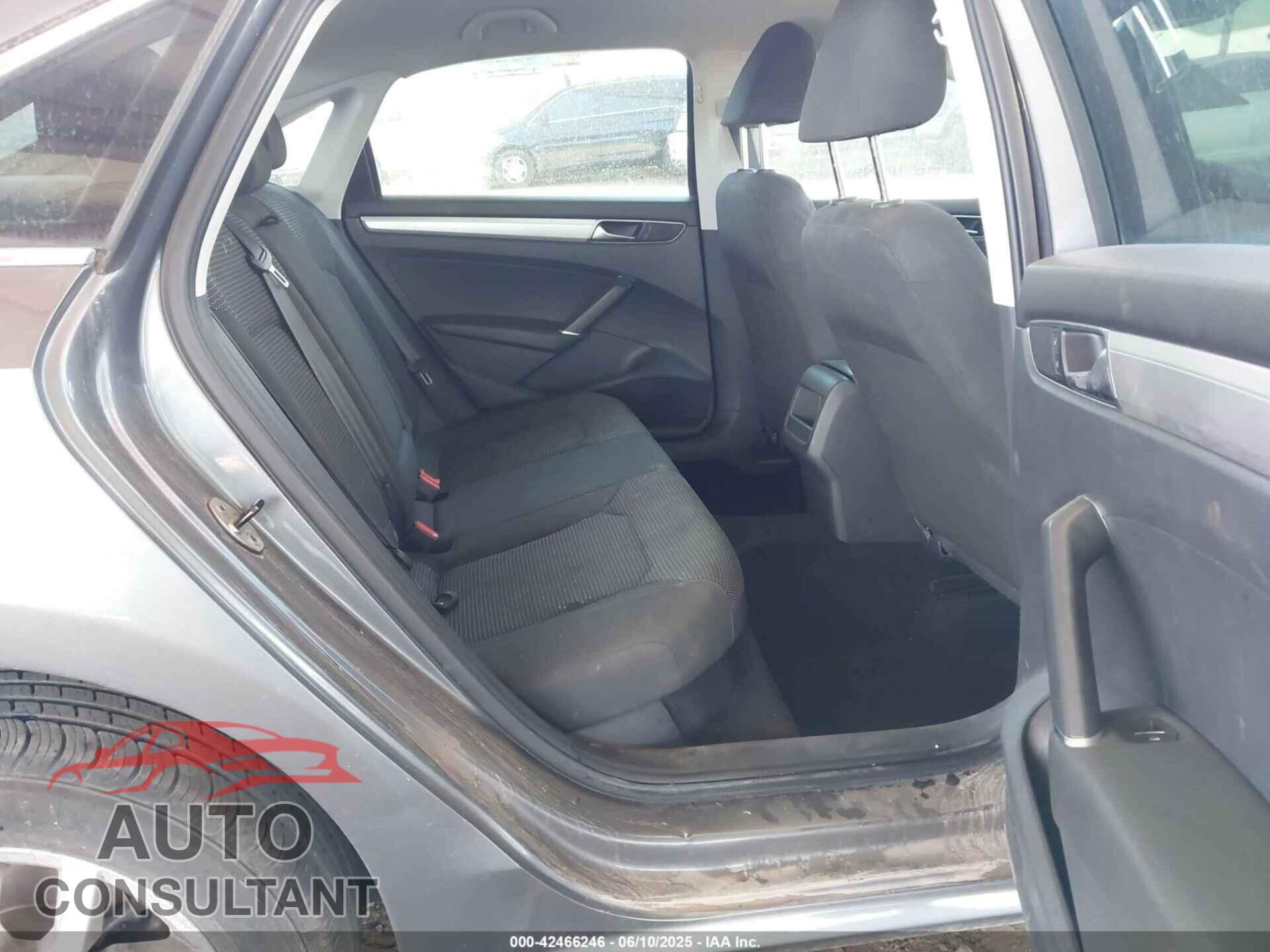 VOLKSWAGEN PASSAT 2017 - 1VWAT7A34HC026962