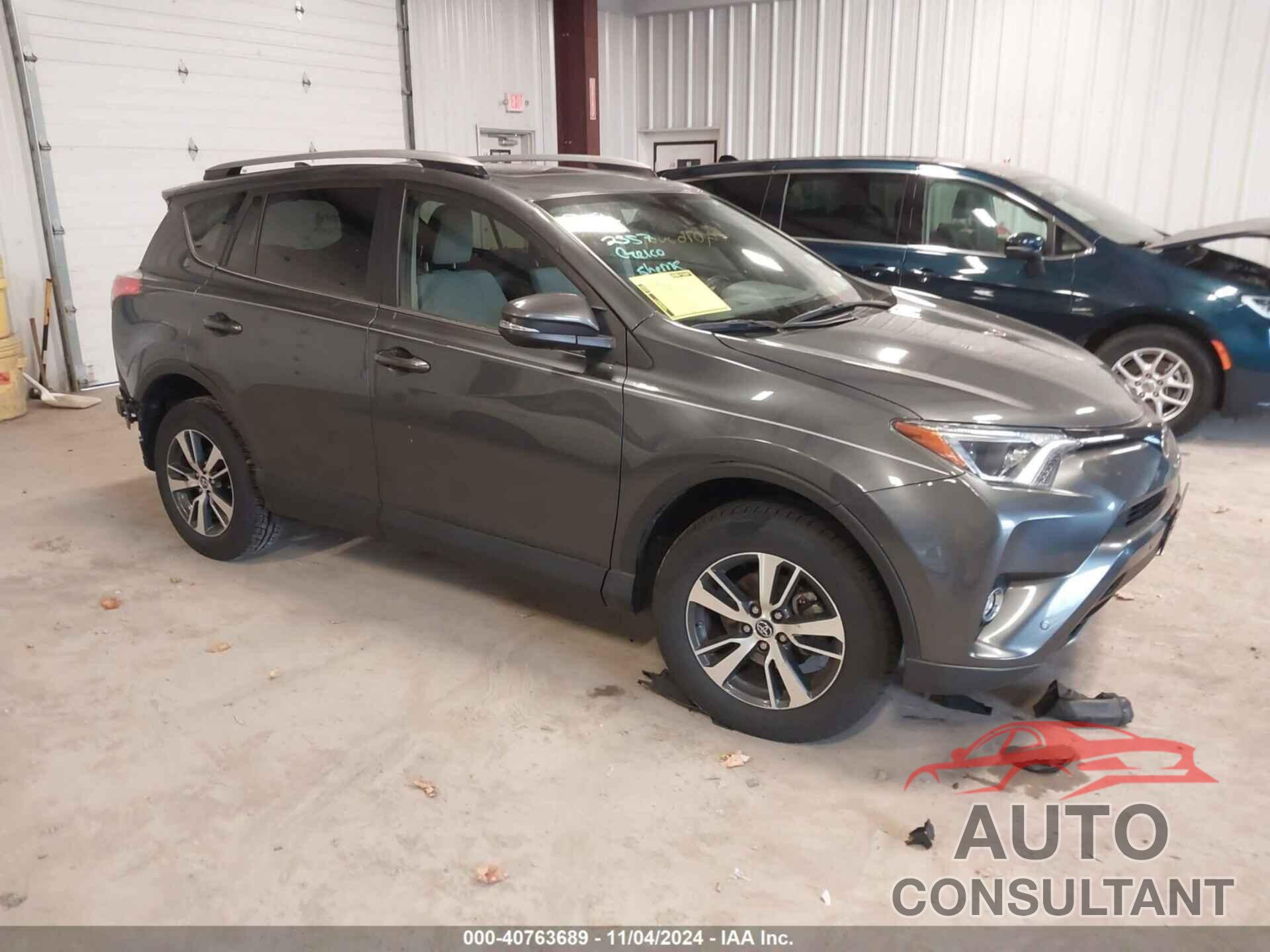 TOYOTA RAV4 2017 - JTMWFREV9HD108347