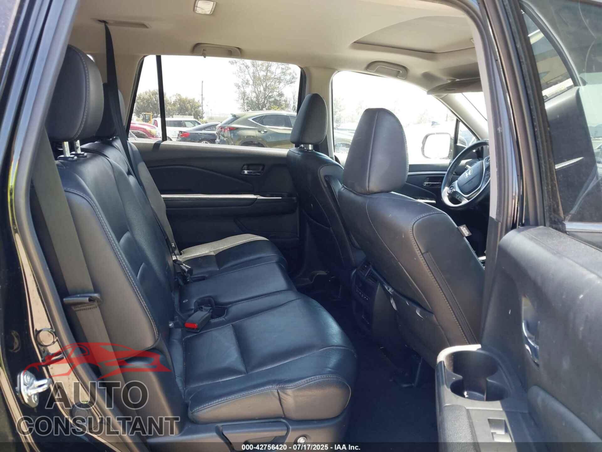 HONDA PILOT 2017 - 5FNYF6H56HB073875