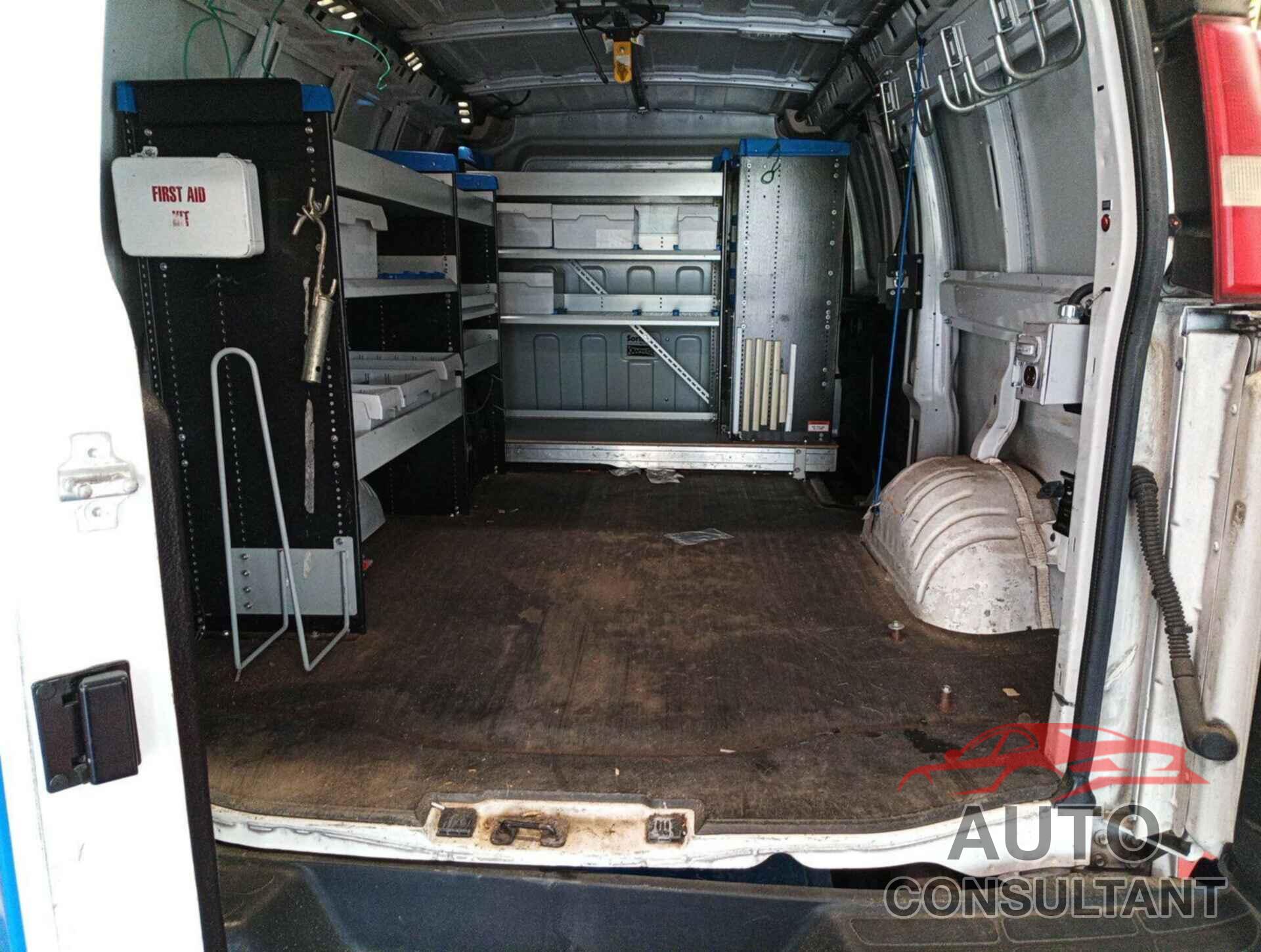 CHEVROLET EXPRESS G2500 2015 - 1GCWGFCF2F1160764
